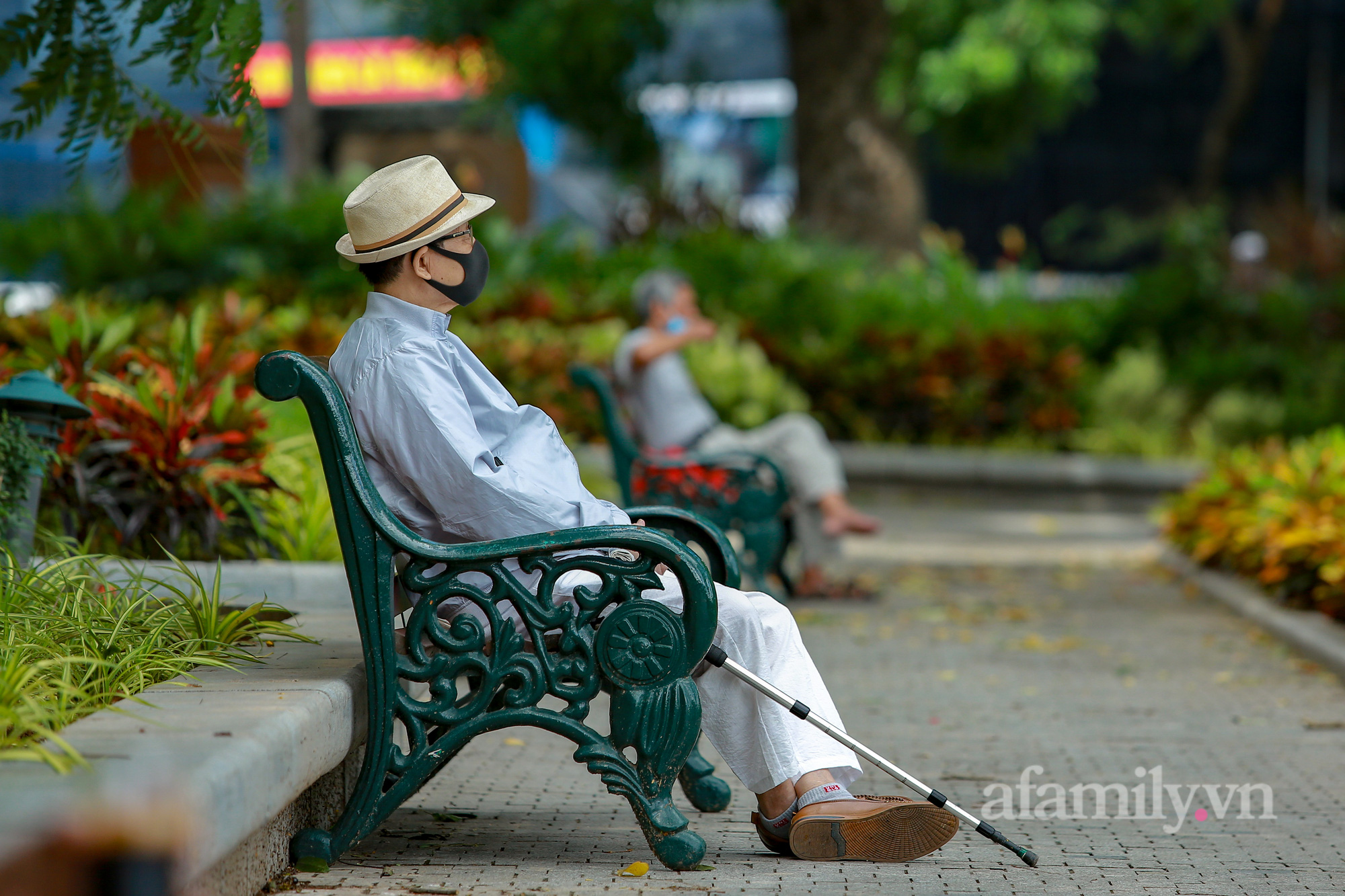 Tạm quên đi những ngày mưa tầm tã, người Hà Nội thong thả tận hưởng không khí mùa Thu trong lành, mát mẻ - Ảnh 7.