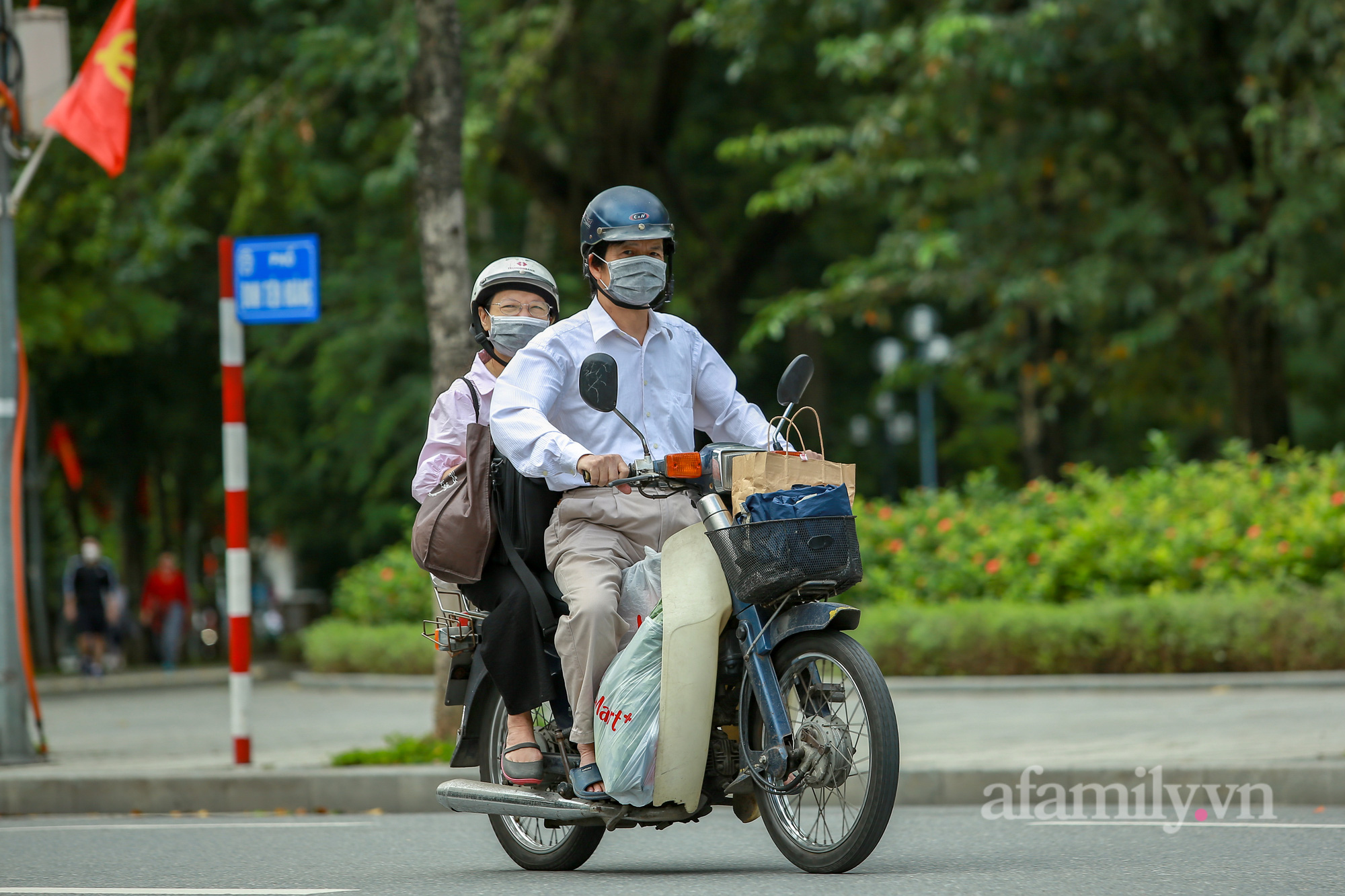 Tạm quên đi những ngày mưa tầm tã, người Hà Nội thong thả tận hưởng không khí mùa Thu trong lành, mát mẻ - Ảnh 2.