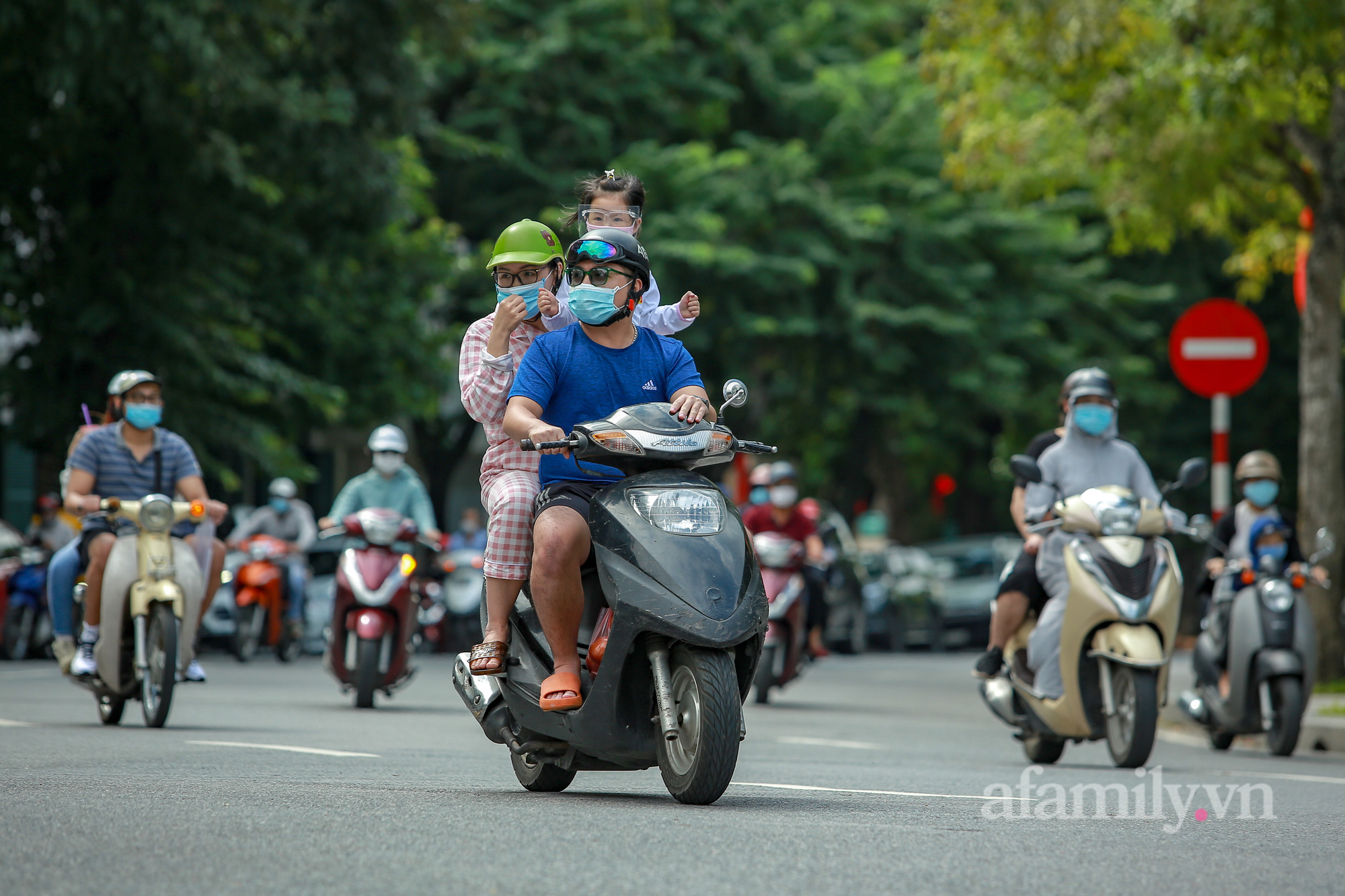 Tạm quên đi những ngày mưa tầm tã, người Hà Nội thong thả tận hưởng không khí mùa Thu trong lành, mát mẻ - Ảnh 1.