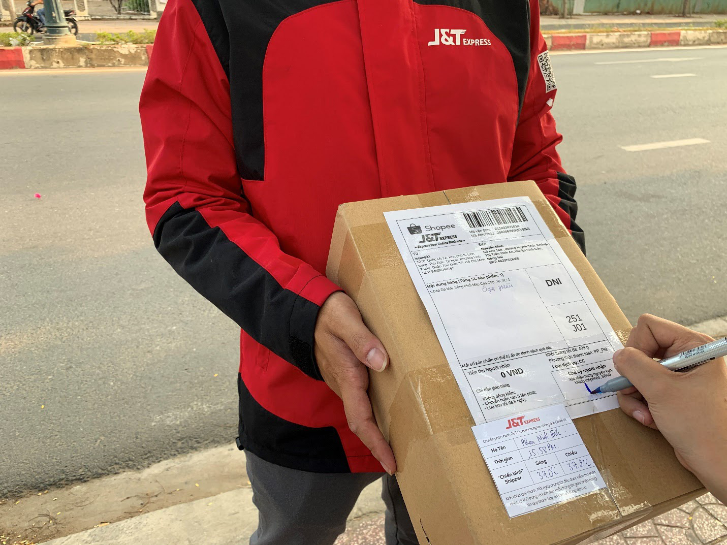 Shipper J&T Express đảm bảo an toàn cho người dùng khi vận chuyển hàng hóa