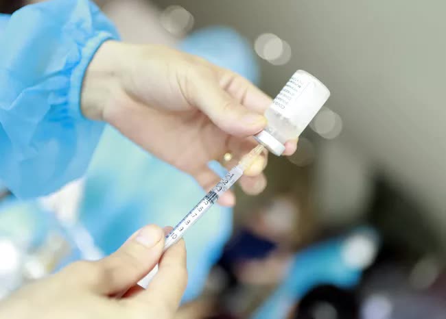 Sẽ có hướng dẫn tiêm vaccine cho trẻ em 12 - 17 tuổi trước ngày 15/10 - Ảnh 1.