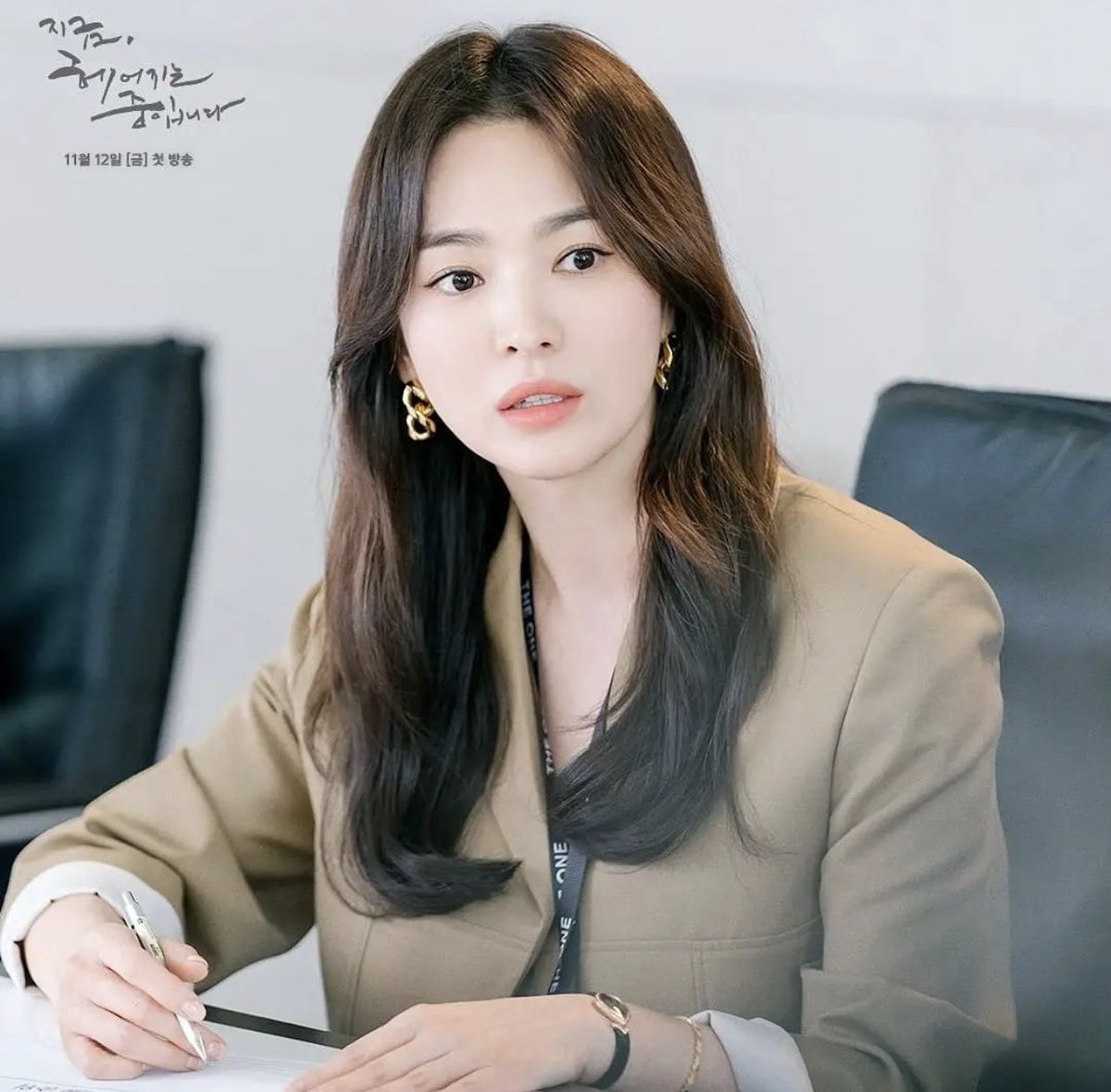 Song hye kyo blazer Blazer của Song Hye Kyo vừa sang lại tôn dáng, từ 200k bạn đã sắm được kiểu na ná - Ảnh 1.