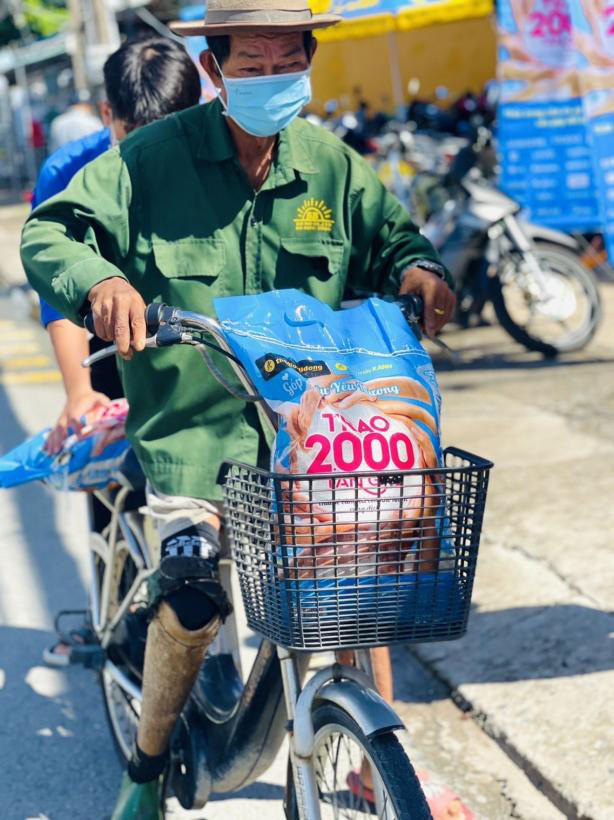 Chùm ảnh 2.000 tấn gạo lan toả yêu thương đi khắp miền Nam - Ảnh 6.