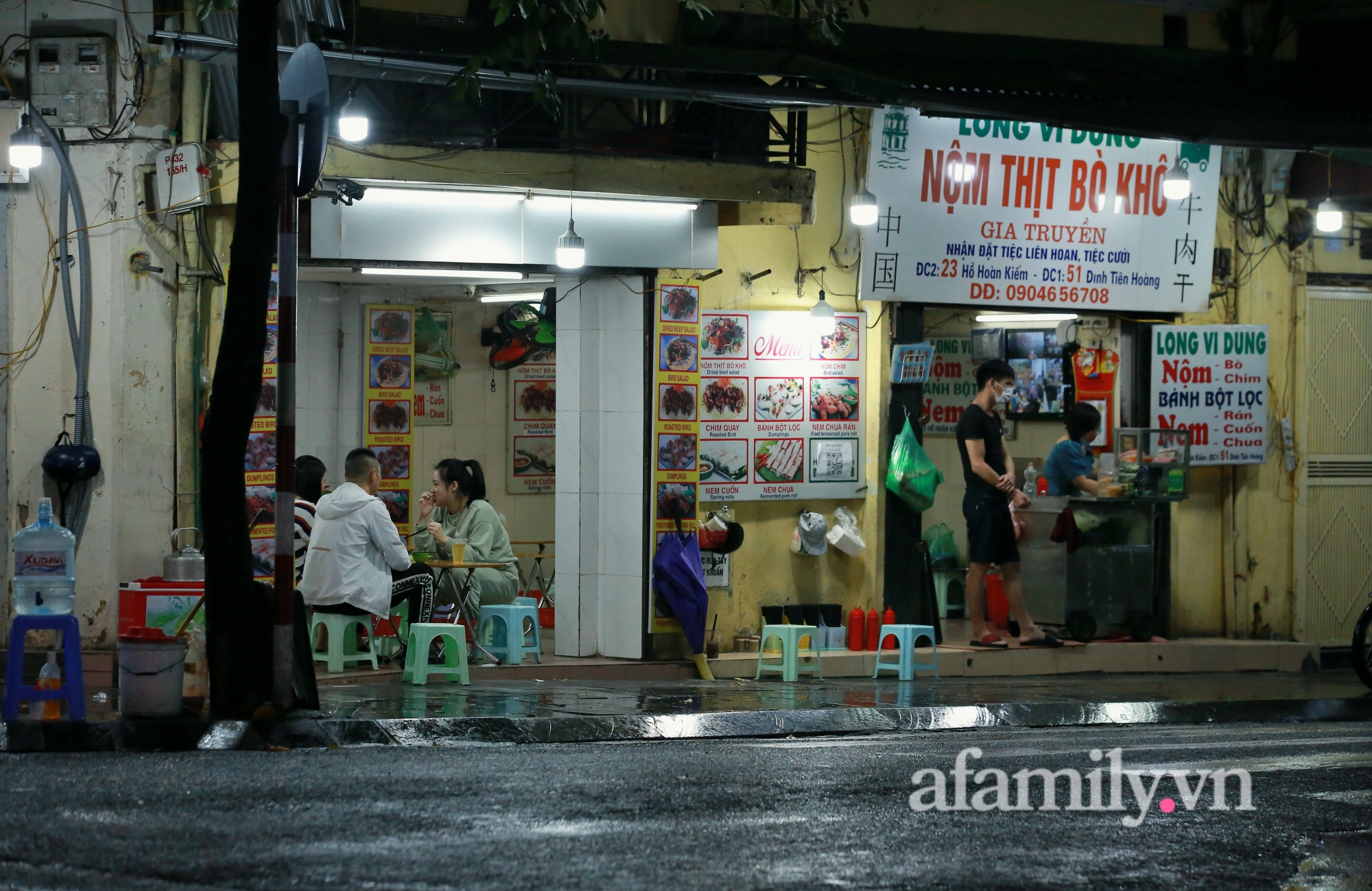 Hà Nội tối đầu tiên &quot;bình thường mới&quot;: Quán lẩu đông khách đội mưa xếp hàng, nộm bò khô không ai ngó ngàng - Ảnh 5.