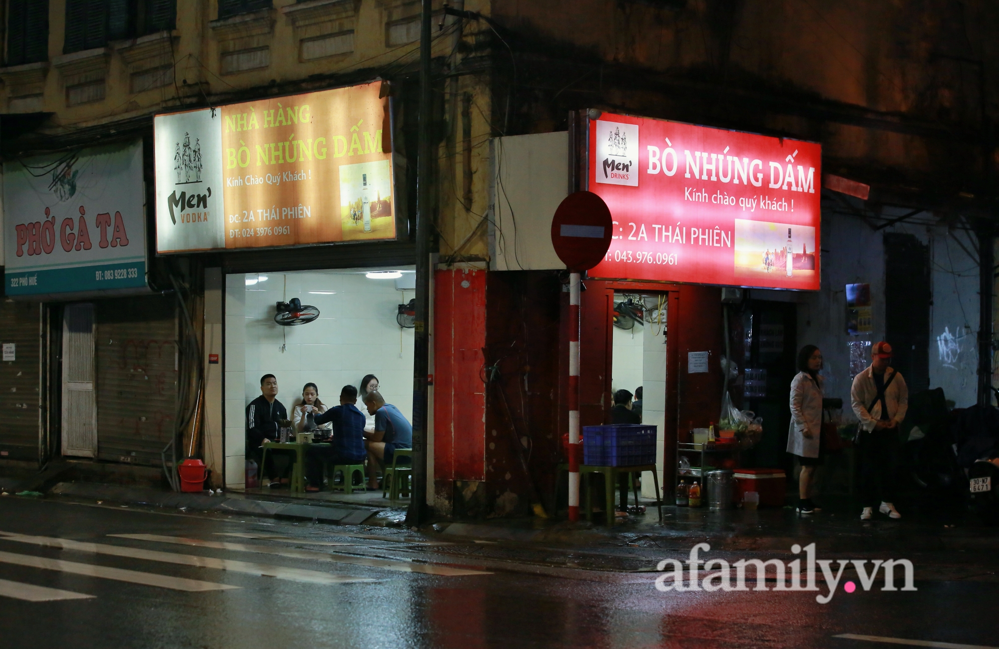 Hà Nội tối &quot;bình thường mới&quot; đầu tiên: Quán lẩu đông khách đội mưa xếp hàng, nộm bò khô không ai ngó ngàng - Ảnh 5.