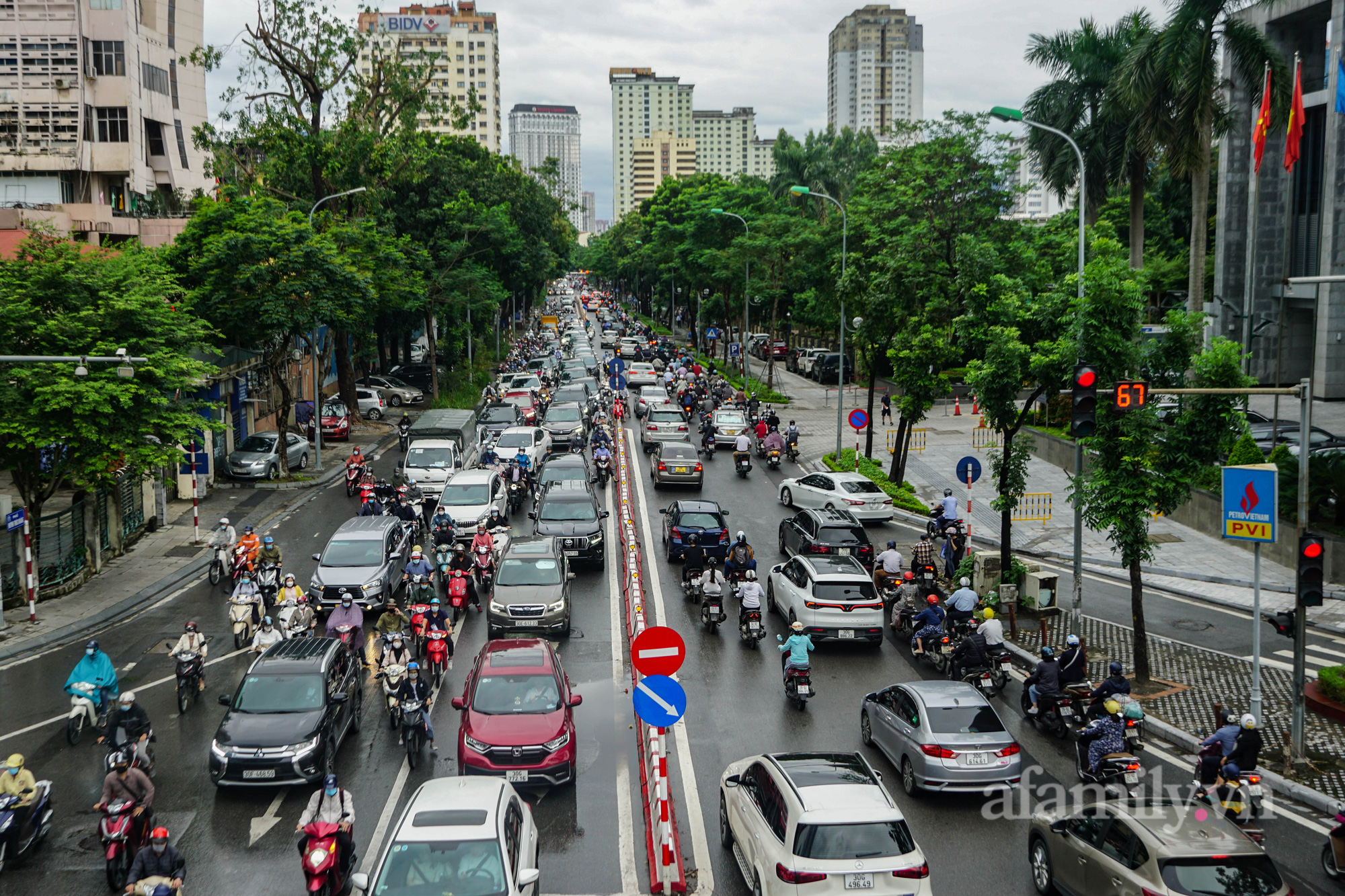 Đường phố Hà Nội đông đúc ngày đầu &quot;bình thường mới&quot; - Ảnh 9.