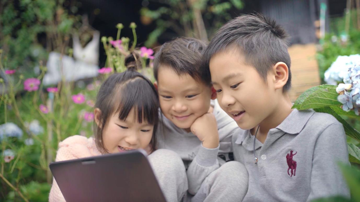 Lý Hải, Minh Hà và các con của họ đã có những buổi học online đầy vui nhộn. Hãy xem ảnh của họ và tận hưởng những tiếng cười và thông điệp tích cực về học tập.