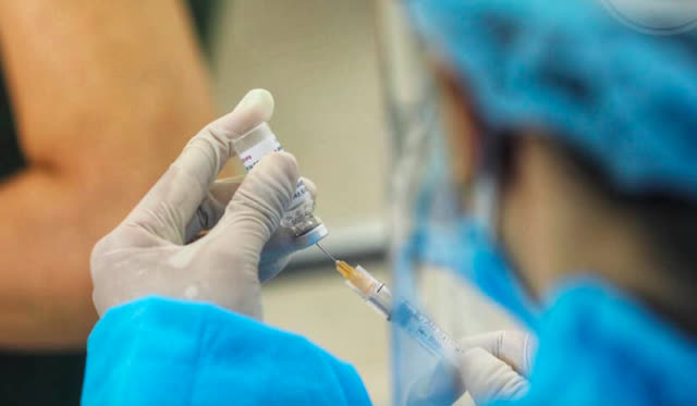 DIỄN BIẾN DỊCH NGÀY 17/10: TP.HCM đề xuất tiêm vaccine cho trẻ em từ 22/10 - Ảnh 1.
