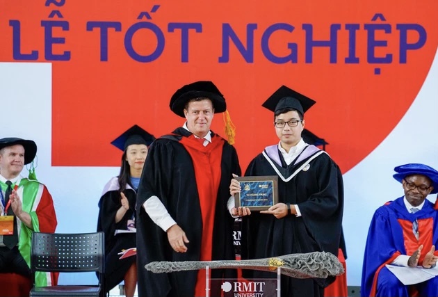 Thủ khoa tốt nghiệp điểm tuyệt đối Đại học RMIT: "Tôi chơi nhiều hơn học" - Ảnh 2. Thủ khoa tốt nghiệp điểm tuyệt đối Đại học RMIT: "Tôi chơi nhiều hơn học" - Ảnh 2.