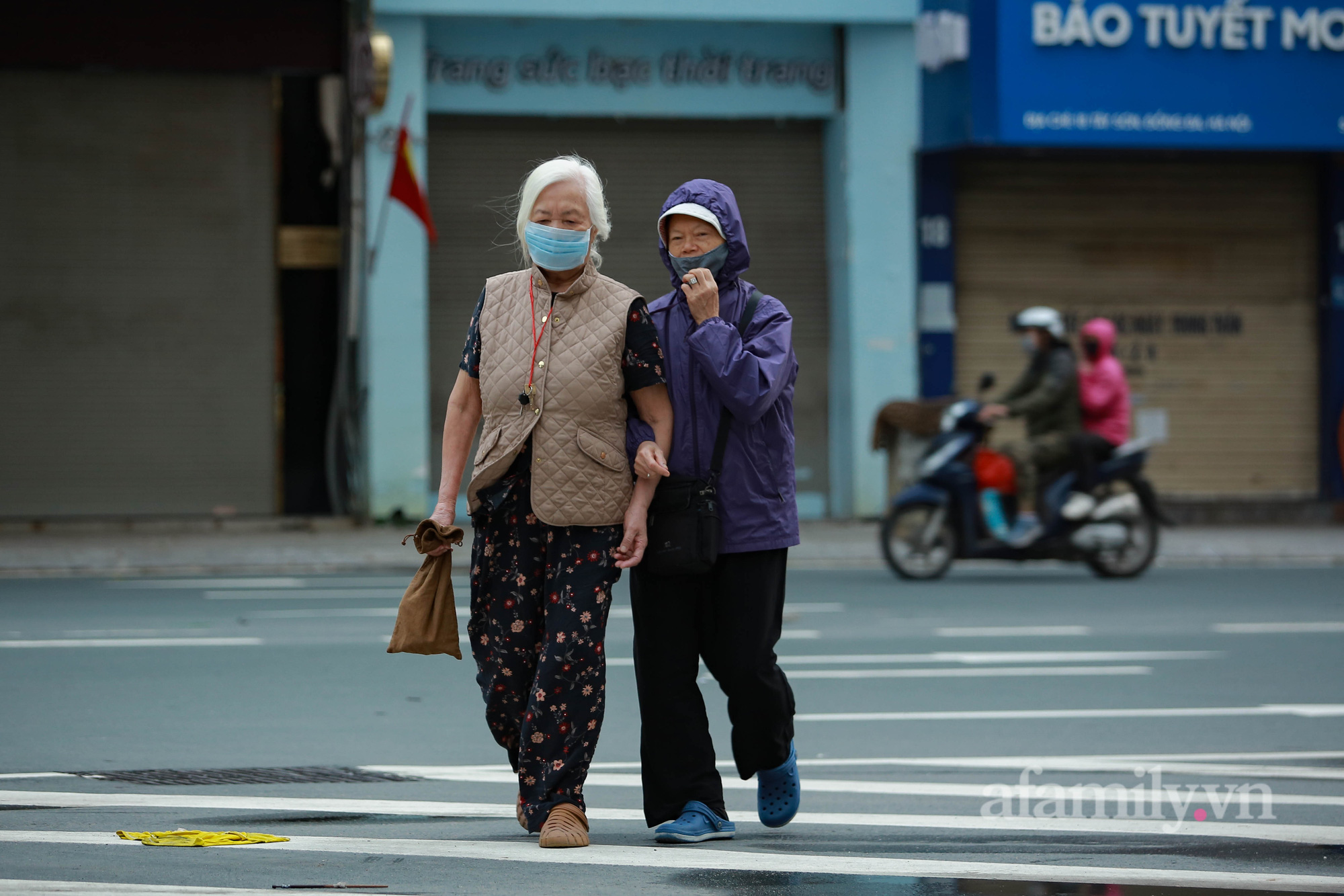 Ngày cuối tuần trời trở lạnh, người Hà Nội khăn len, áo ấm trùm kín mít khi ra đường - Ảnh 5.