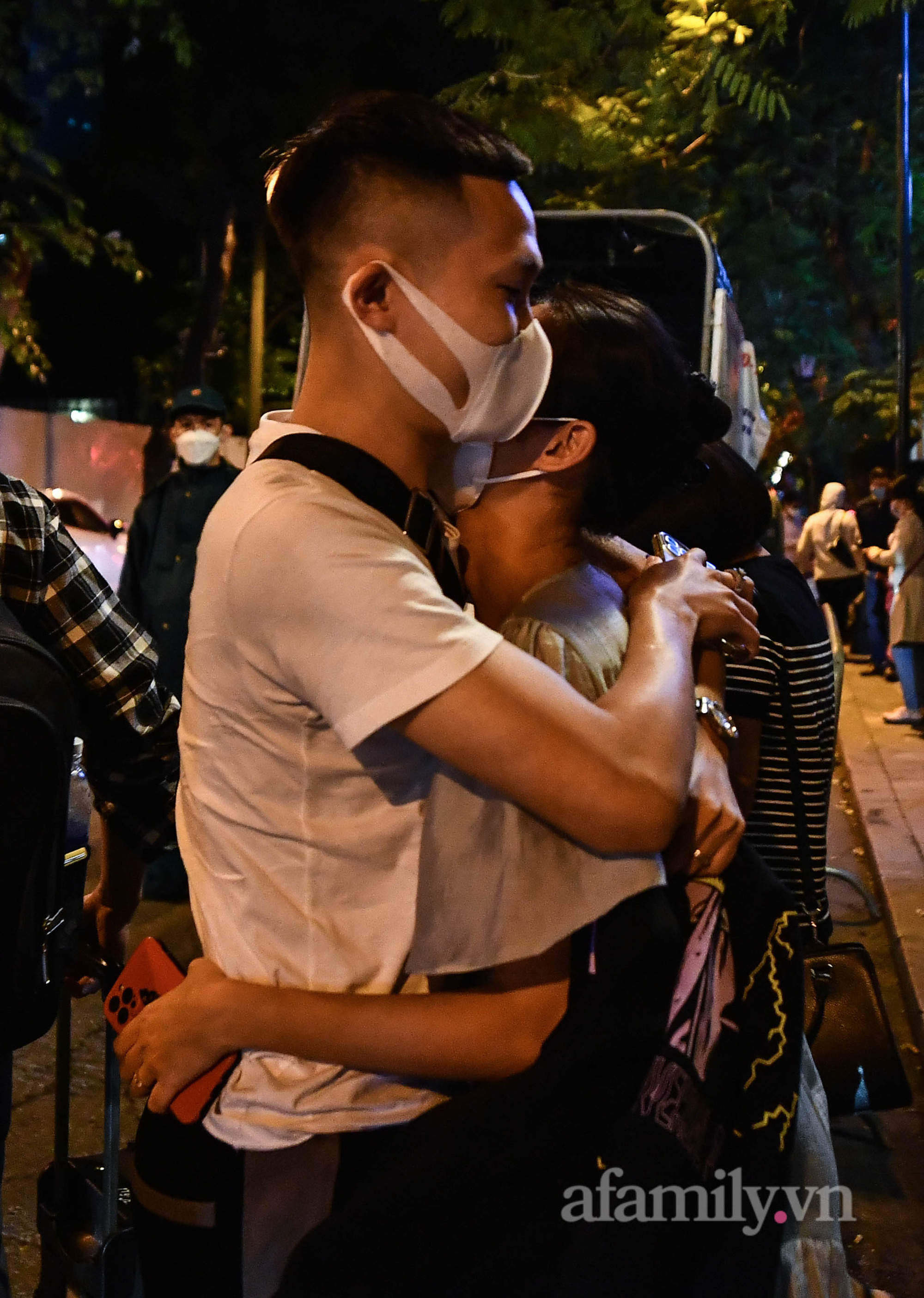 Người dân ôm nhau mừng giây phút Bệnh viện Hữu nghị Việt Đức chính thức được gỡ phong tỏa - Ảnh 7.