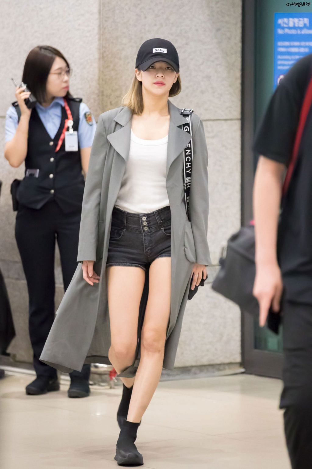 Mỹ nhân Twice bị stylist ghét bỏ, luôn mặc xấu nhất nhóm nhưng sự thật phía sau khiến ai cũng xót xa - Ảnh 14. Mỹ nhân Twice bị stylist ghét bỏ, luôn mặc xấu nhất nhóm nhưng sự thật phía sau khiến ai cũng xót xa - Ảnh 14.