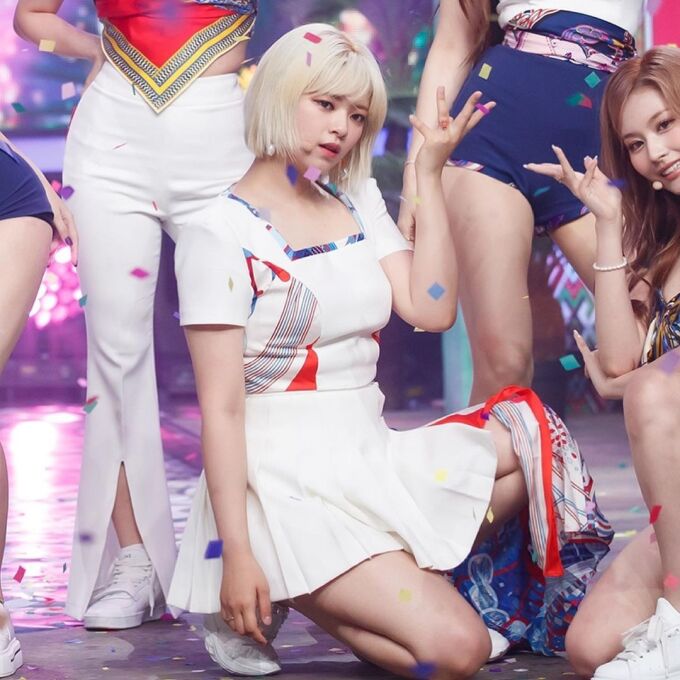 Mỹ nhân Twice bị stylist ghét bỏ, luôn mặc xấu nhất nhóm nhưng sự thật phía sau khiến ai cũng xót xa - Ảnh 4. Mỹ nhân Twice bị stylist ghét bỏ, luôn mặc xấu nhất nhóm nhưng sự thật phía sau khiến ai cũng xót xa - Ảnh 4.