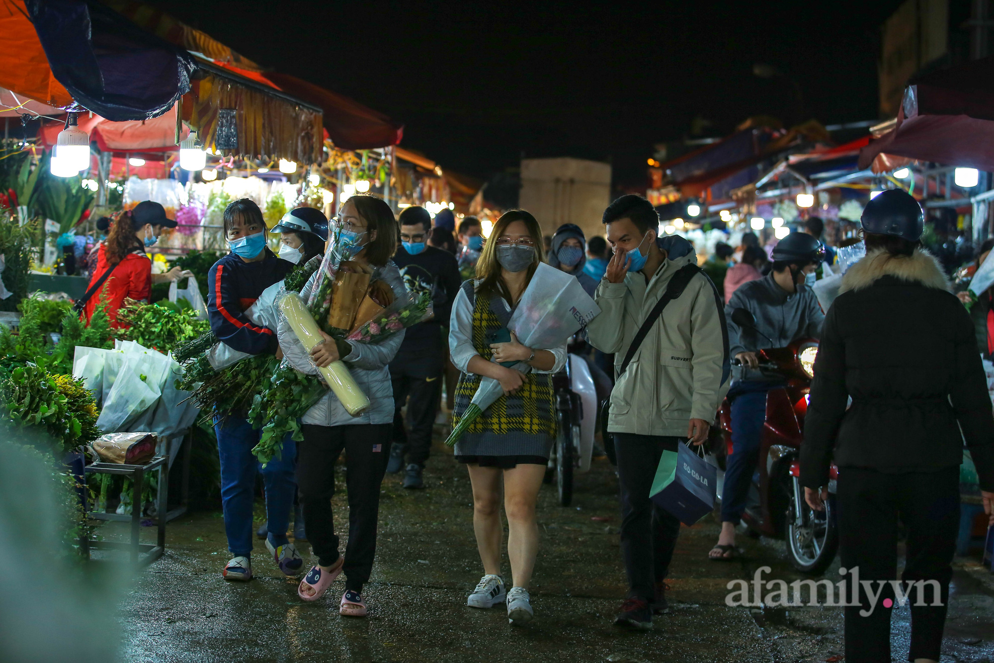 Nửa đêm, chợ hoa Quảng An nhộn nhịp người mua, kẻ bán trước ngày 20/10 - Ảnh 2.