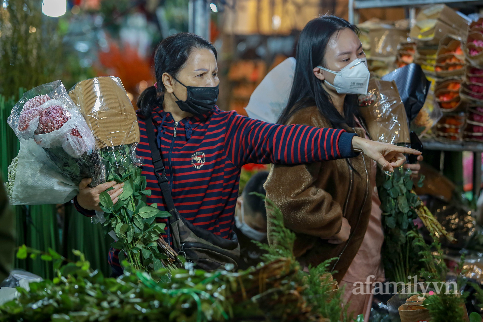 Nửa đêm, chợ hoa Quảng An nhộn nhịp người mua, kẻ bán trước ngày 20/10 - Ảnh 3.