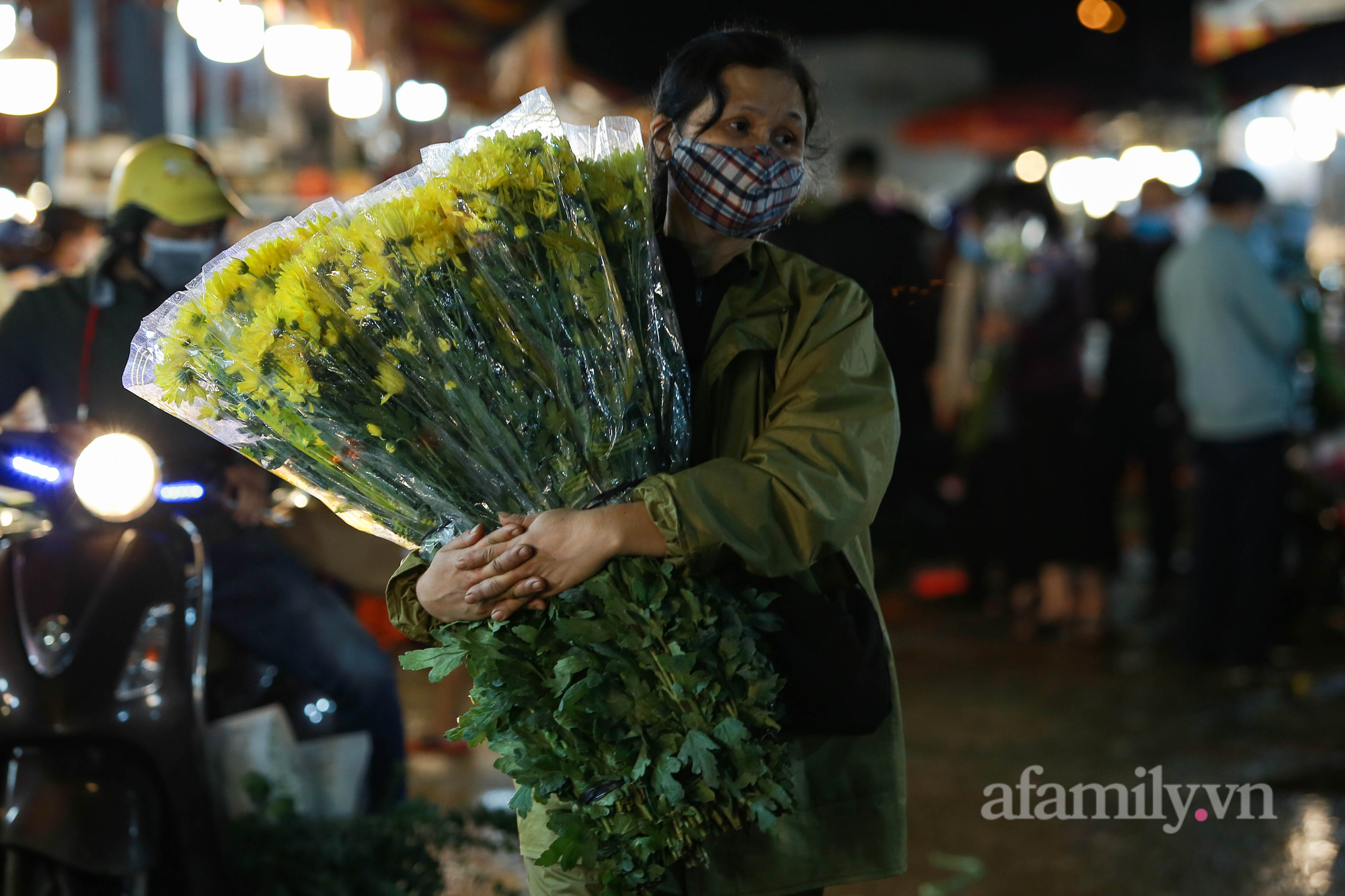 Nửa đêm, chợ hoa Quảng An nhộn nhịp người mua, kẻ bán trước ngày 20/10 - Ảnh 4.
