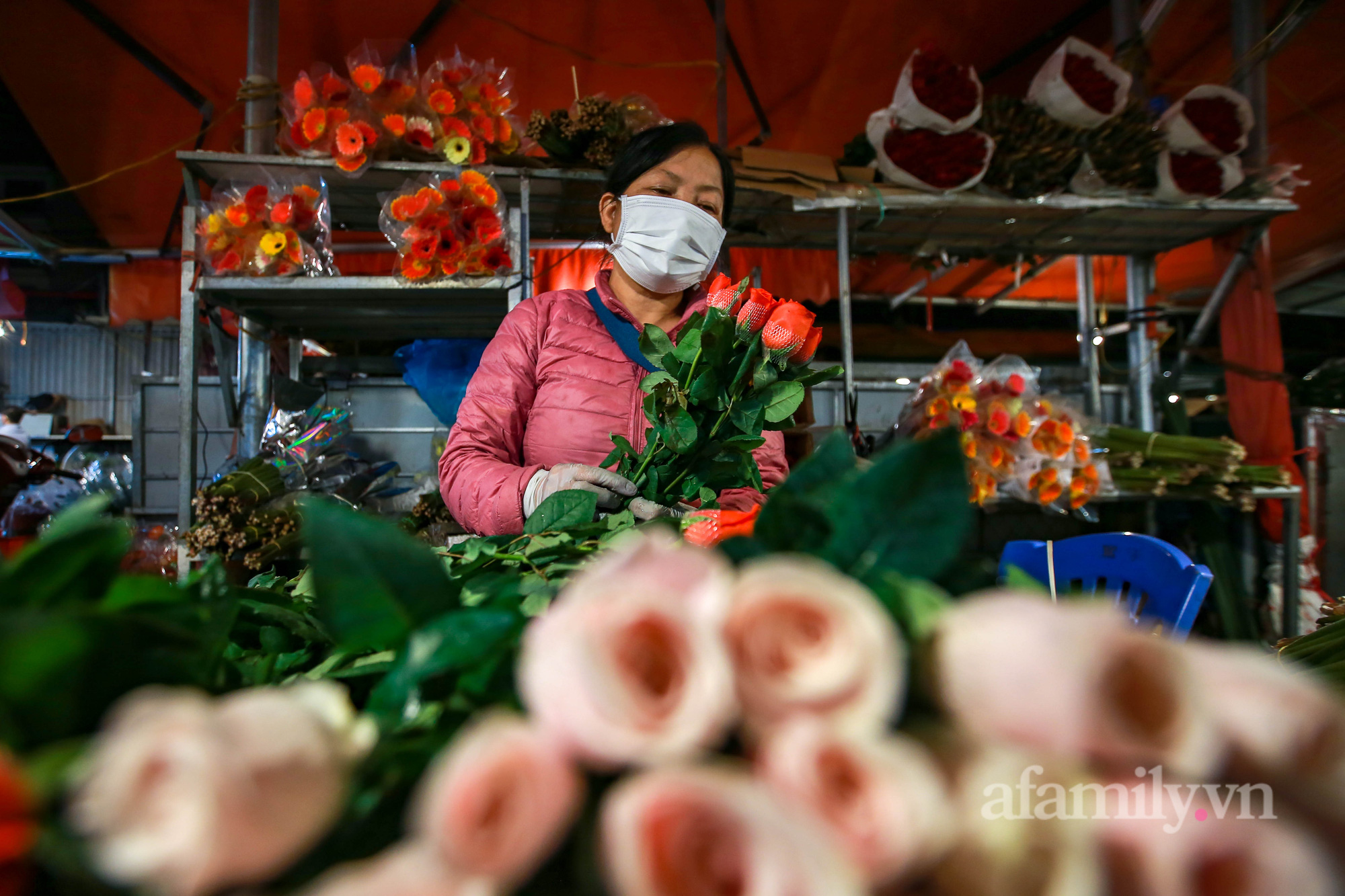 Nửa đêm, chợ hoa Quảng An nhộn nhịp người mua, kẻ bán trước ngày 20/10 - Ảnh 5.