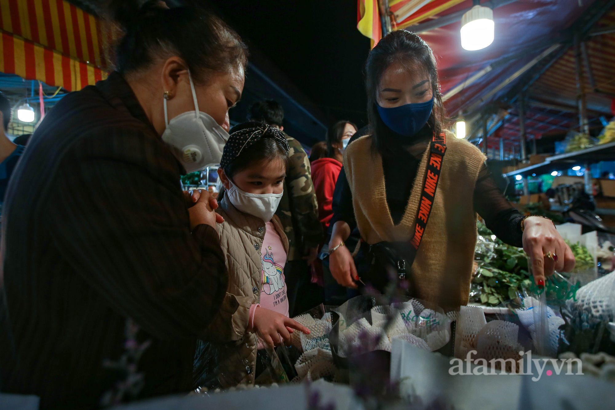 Nửa đêm, chợ hoa Quảng An nhộn nhịp người mua, kẻ bán trước ngày 20/10 - Ảnh 7.
