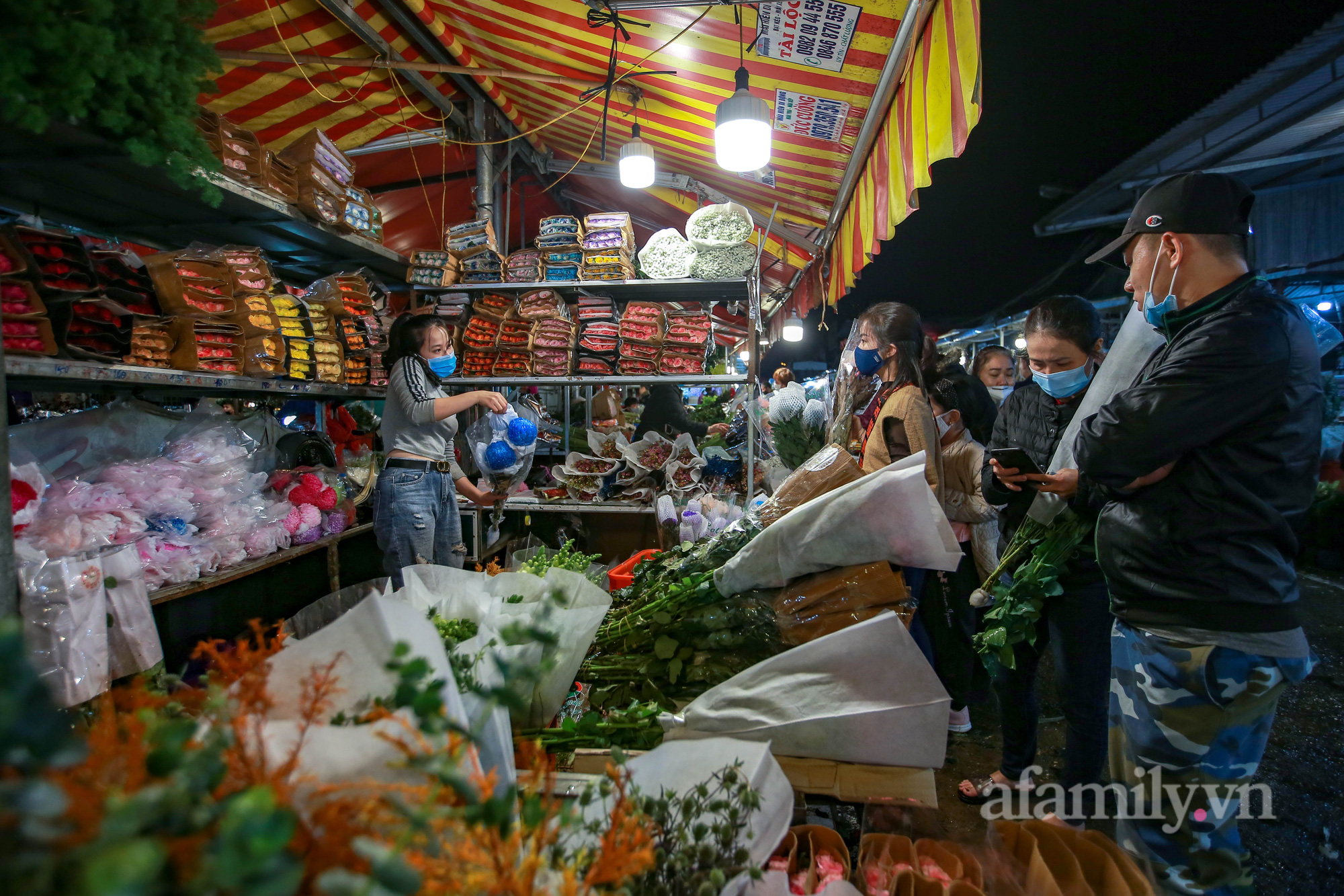 Nửa đêm, chợ hoa Quảng An nhộn nhịp người mua, kẻ bán trước ngày 20/10 - Ảnh 8.