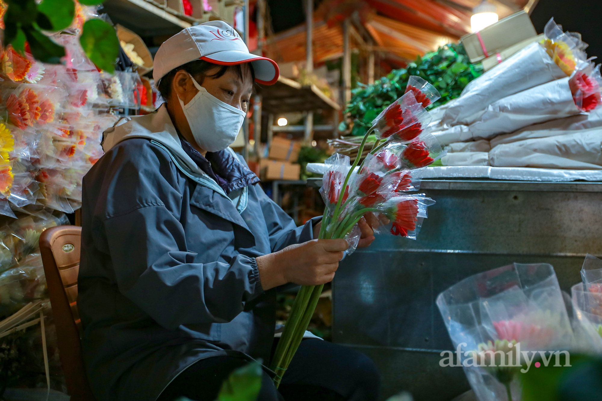 Nửa đêm, chợ hoa Quảng An nhộn nhịp người mua, kẻ bán trước ngày 20/10 - Ảnh 6.