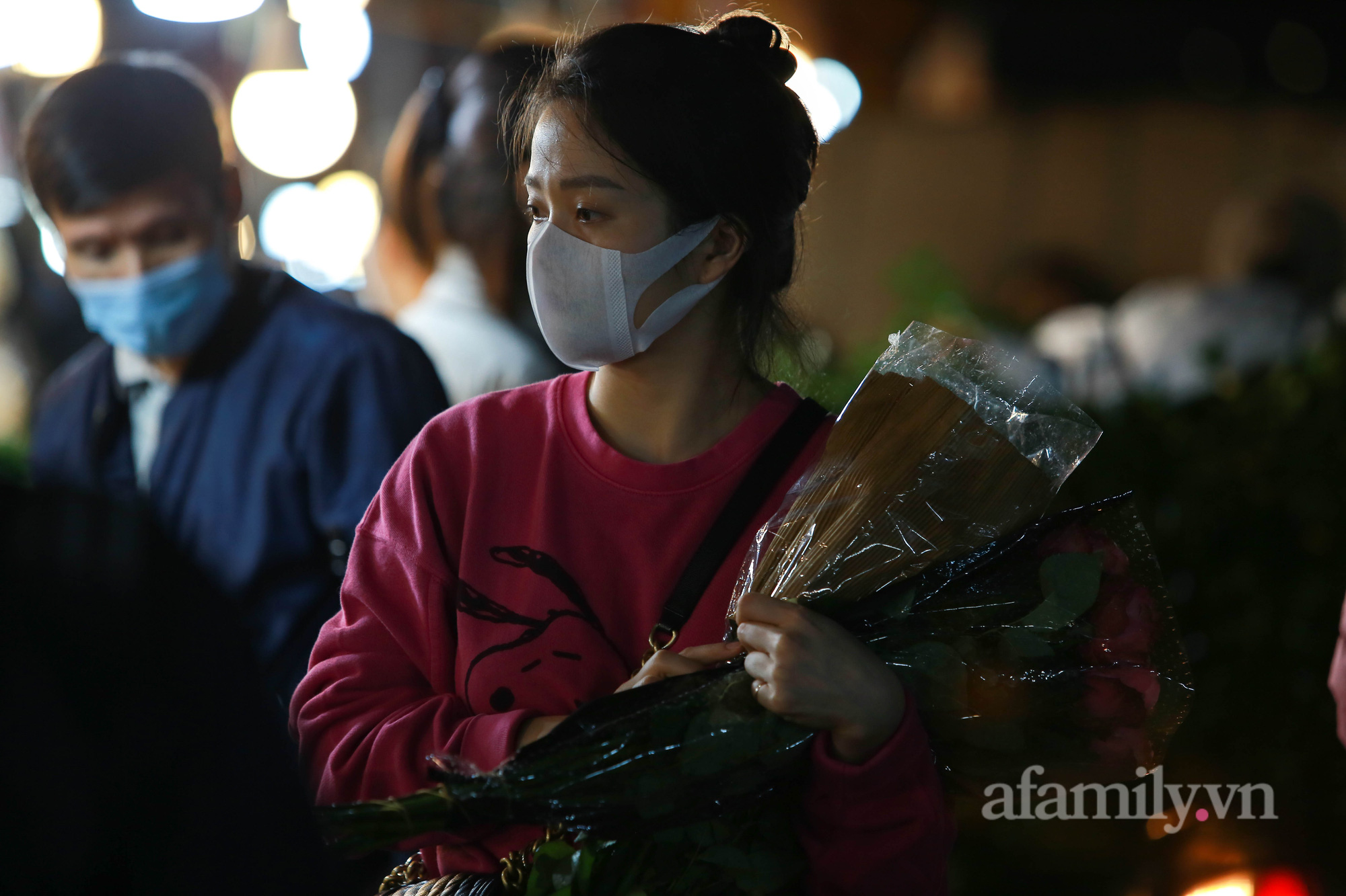 Nửa đêm, chợ hoa Quảng An nhộn nhịp người mua, kẻ bán trước ngày 20/10 - Ảnh 10.