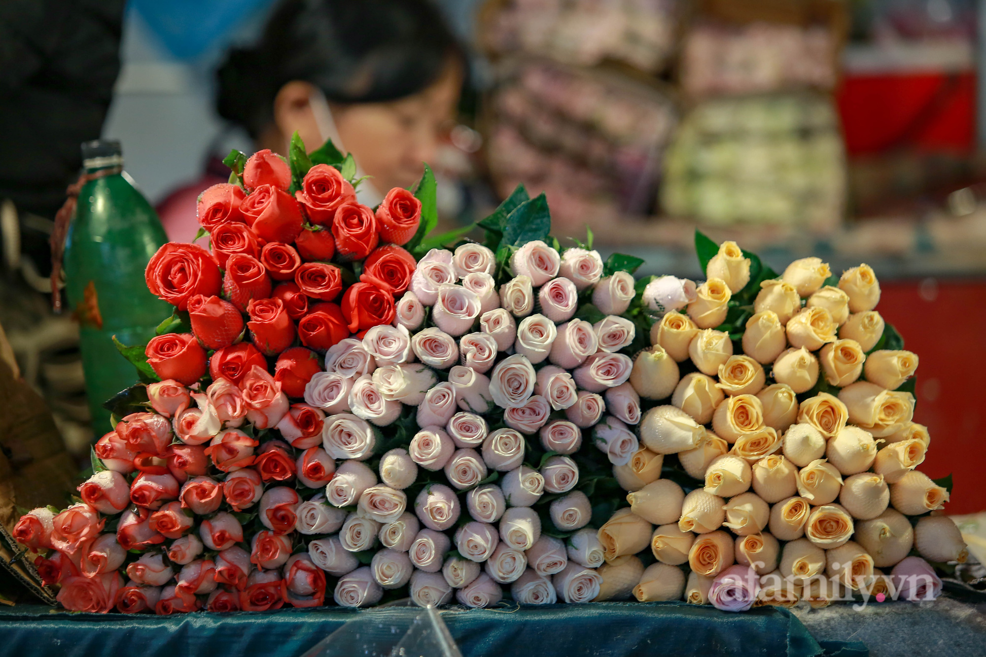Nửa đêm, chợ hoa Quảng An nhộn nhịp người mua, kẻ bán trước ngày 20/10 - Ảnh 12.