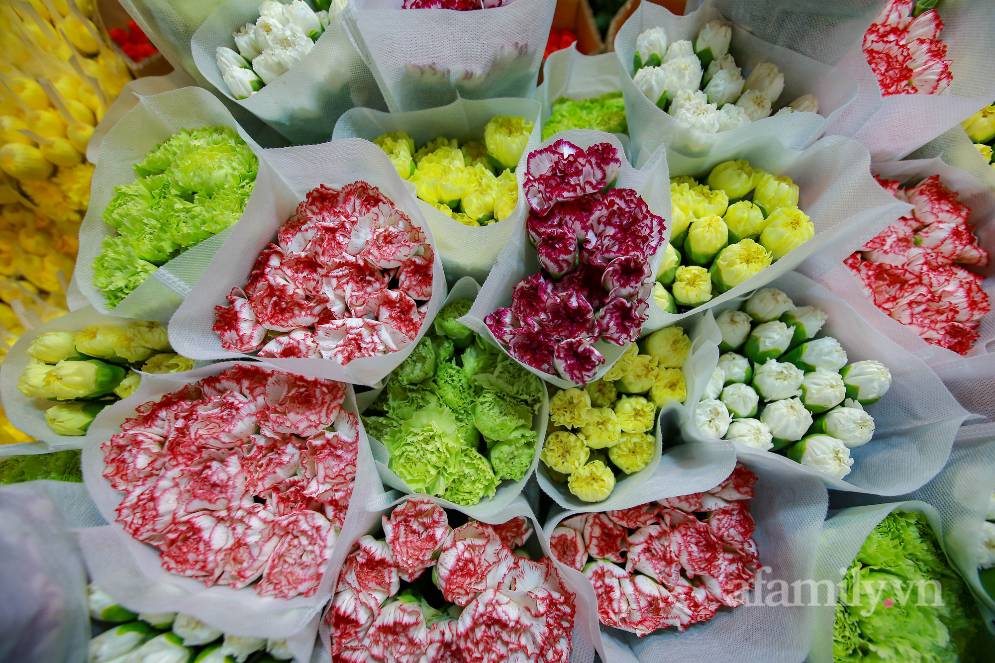 Nửa đêm, chợ hoa Quảng An nhộn nhịp người mua, kẻ bán trước ngày 20/10 - Ảnh 13.