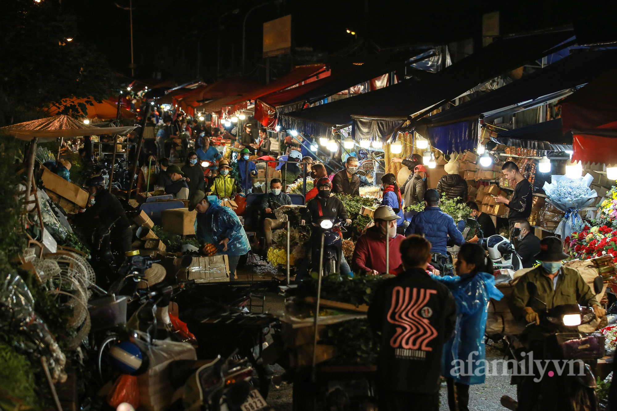 Nửa đêm, chợ hoa Quảng An nhộn nhịp người mua, kẻ bán trước ngày 20/10 - Ảnh 16.
