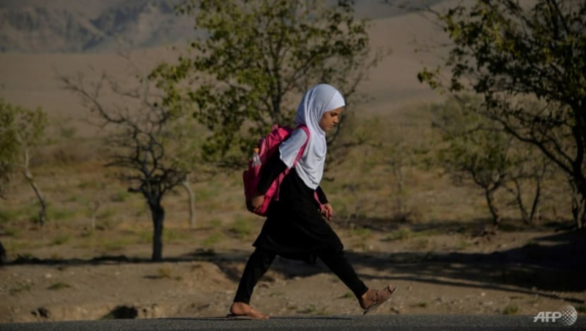“Vì sao em không được đi học?”: Giấc mơ nữ sinh Afghanistan bị chôn vùi dưới thời Taliban - Ảnh 1. “Vì sao em không được đi học?”: Giấc mơ nữ sinh Afghanistan bị chôn vùi dưới thời Taliban - Ảnh 1.