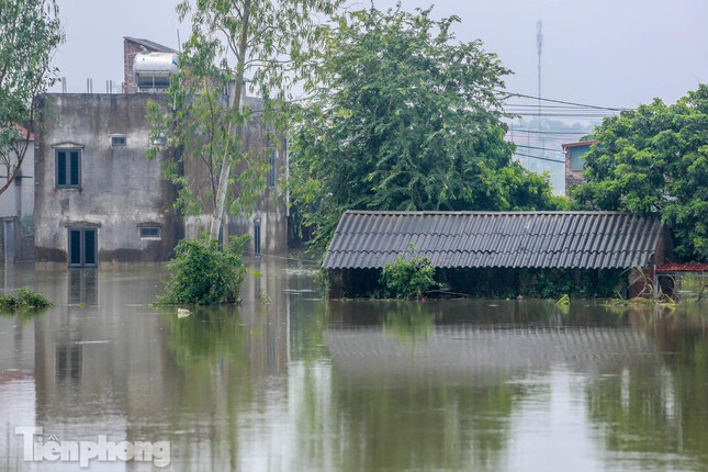 Cận cảnh hơn trăm hộ dân ở Hà Nội bị cô lập giữa biển nước - Ảnh 3.