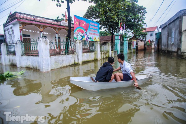 Cận cảnh hơn trăm hộ dân ở Hà Nội bị cô lập giữa biển nước - Ảnh 7.