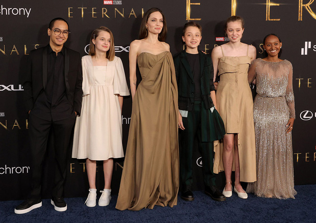 Angelina Jolie &quot;cháy khét lẹt&quot; trên thảm đỏ nhưng sự thật đằng sau bộ váy của 2 cô con gái mới là điều đáng nói - Ảnh 1.