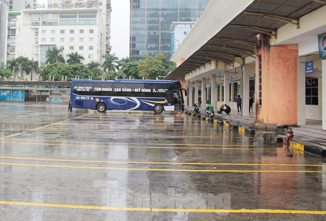 Bến xe Hà Nội vẫn 'tê liệt': Quy định của Sở GTVT đánh đố doanh nghiệp? - Ảnh 1. Bến xe Hà Nội vẫn 'tê liệt': Quy định của Sở GTVT đánh đố doanh nghiệp? - Ảnh 1.