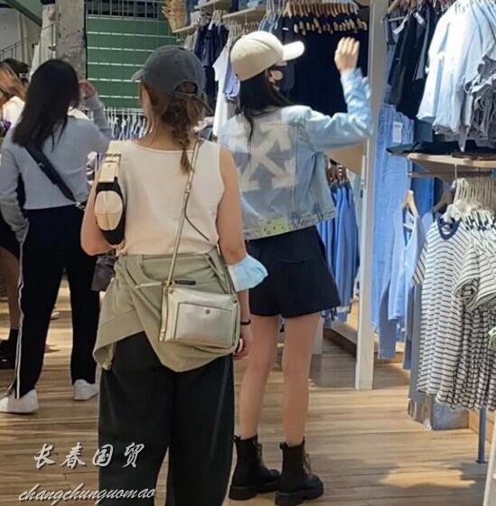 Bị bắt gặp một mình đi dạo phố, Angelababy khiến netizen hốt hoảng khi nhìn xuống đôi chân tong teo - Ảnh 3.