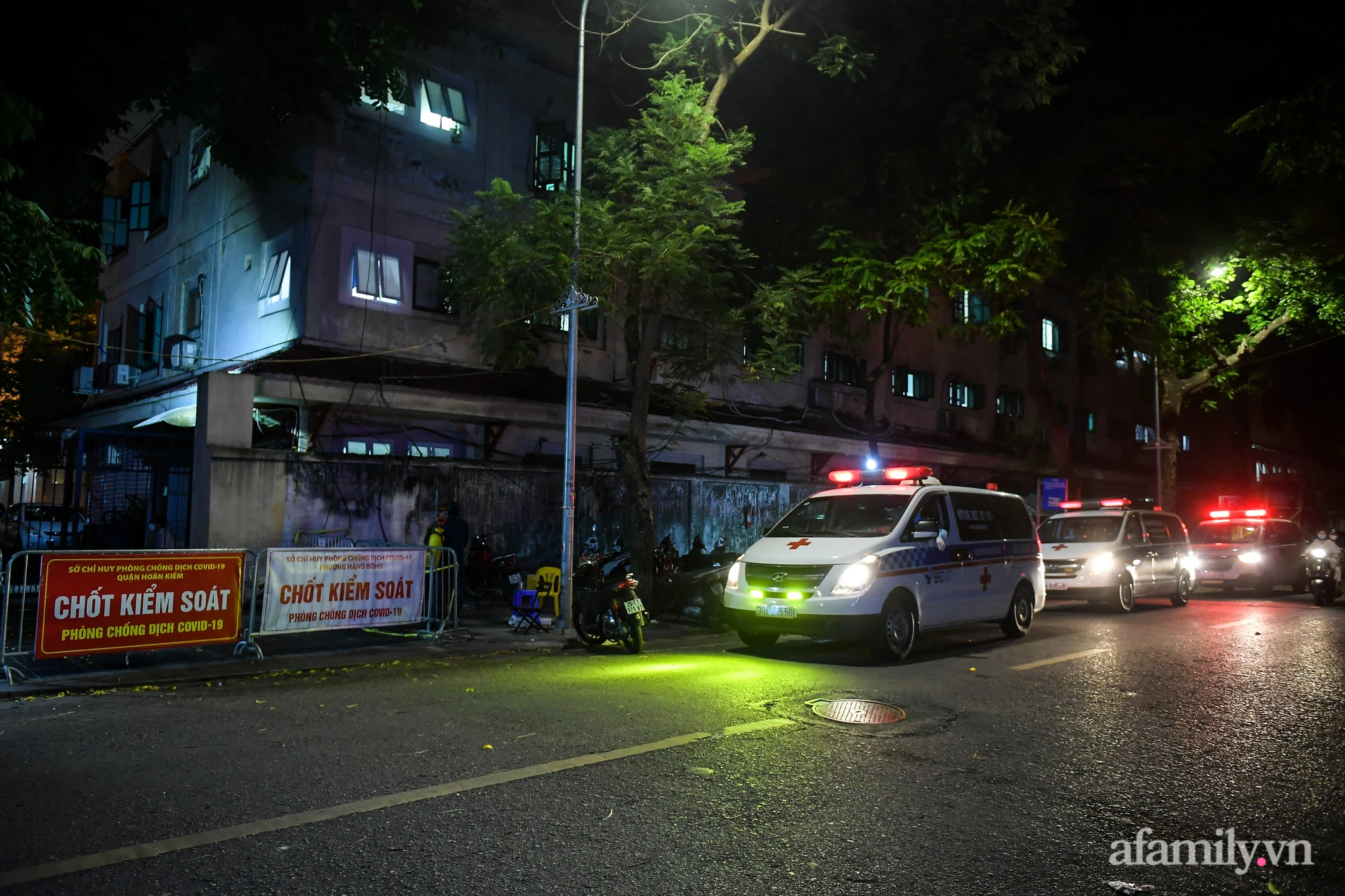 Hà Nội: Điều động nhiều xe cứu thương xuyên đêm đưa F0 ở Bệnh viện Việt Đức đi cách đi - Ảnh 1.