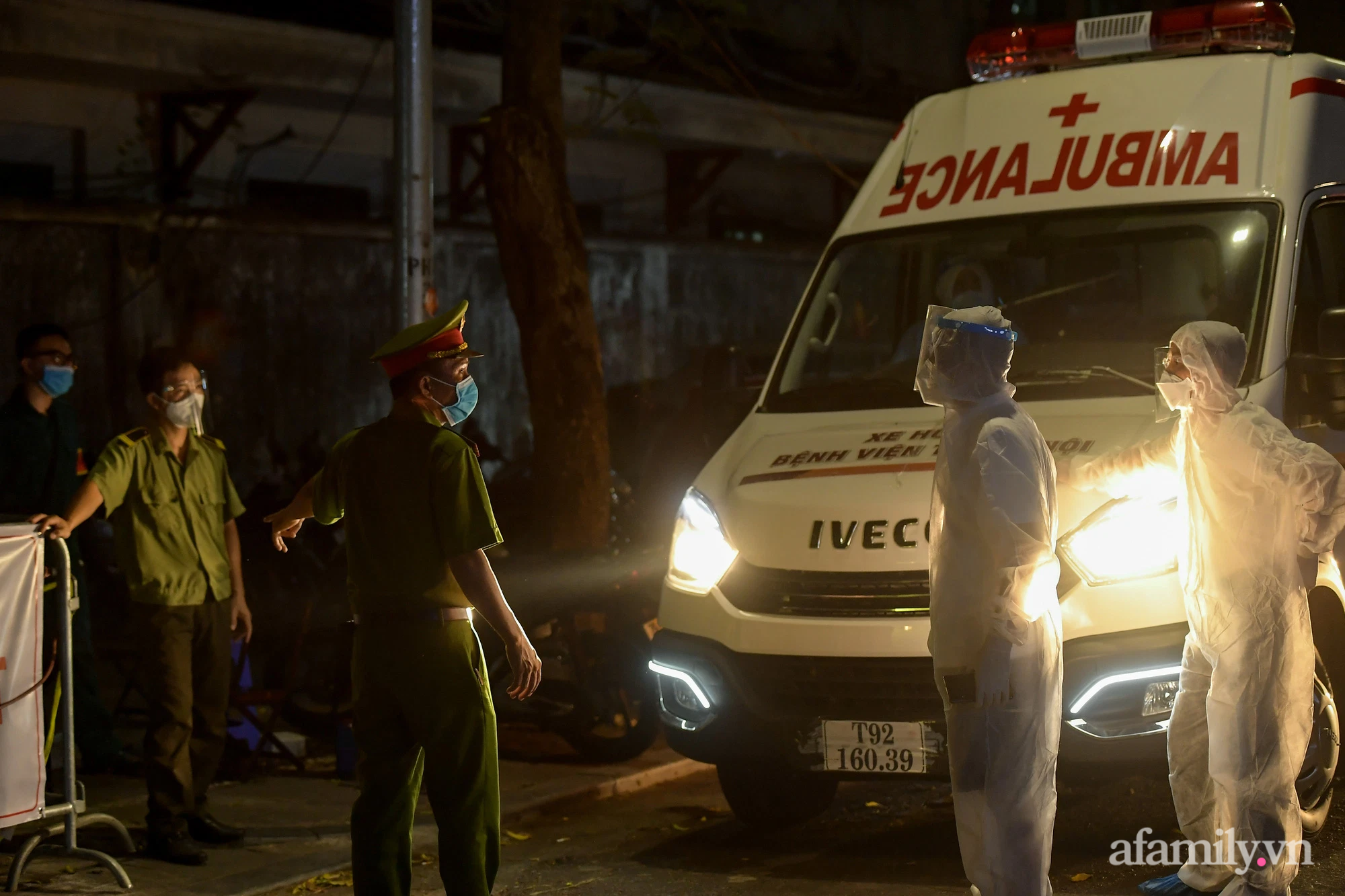 Hà Nội: Điều động nhiều xe cứu thương xuyên đêm đưa F0 ở Bệnh viện Việt Đức đi cách đi - Ảnh 3.