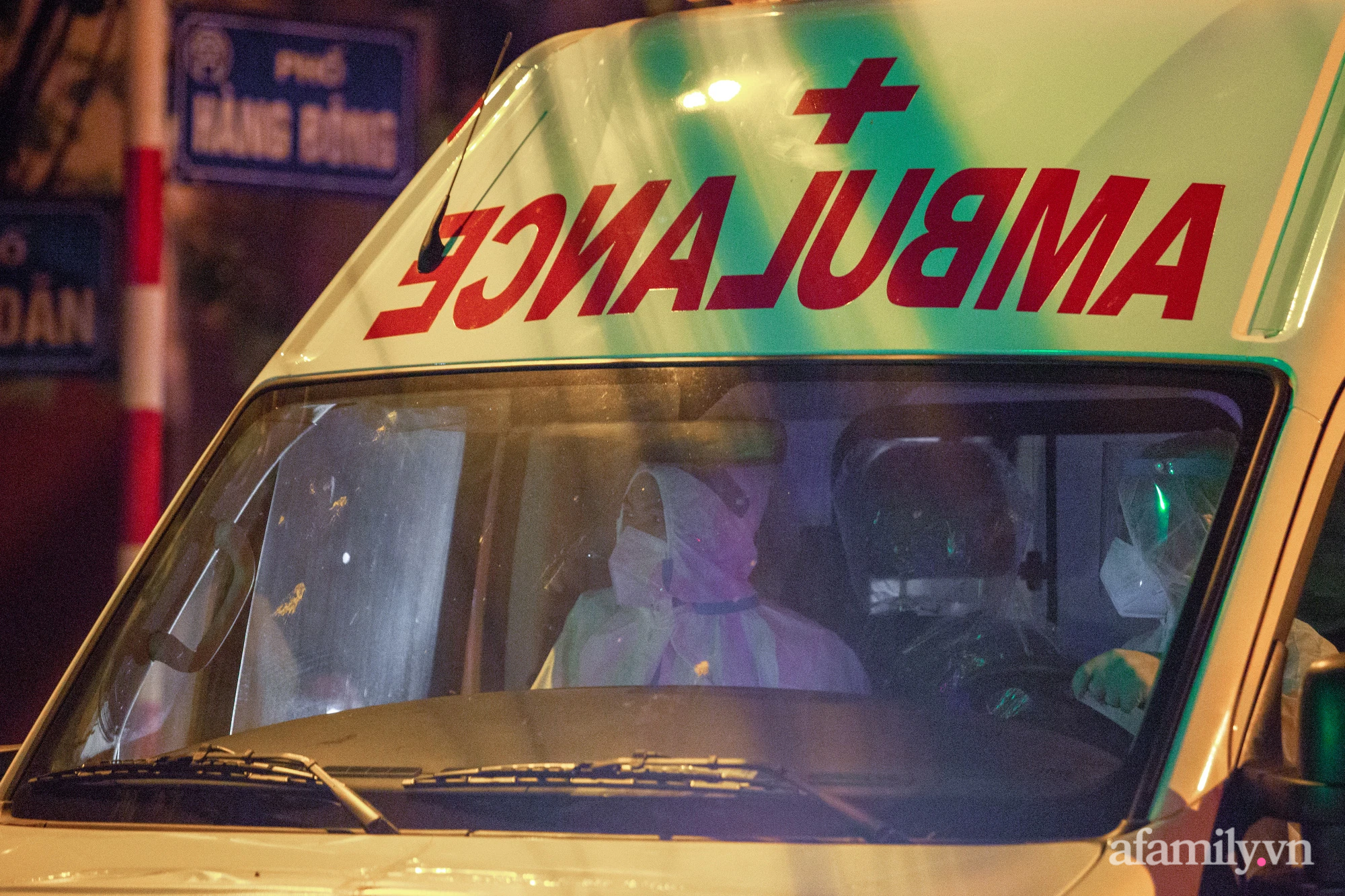 Hà Nội: Điều động nhiều xe cứu thương xuyên đêm đưa F0 ở Bệnh viện Việt Đức đi cách đi - Ảnh 5.