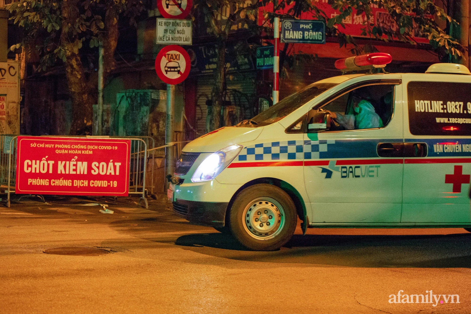 Hà Nội: Điều động nhiều xe cứu thương xuyên đêm đưa F0 ở Bệnh viện Việt Đức đi cách đi - Ảnh 6.
