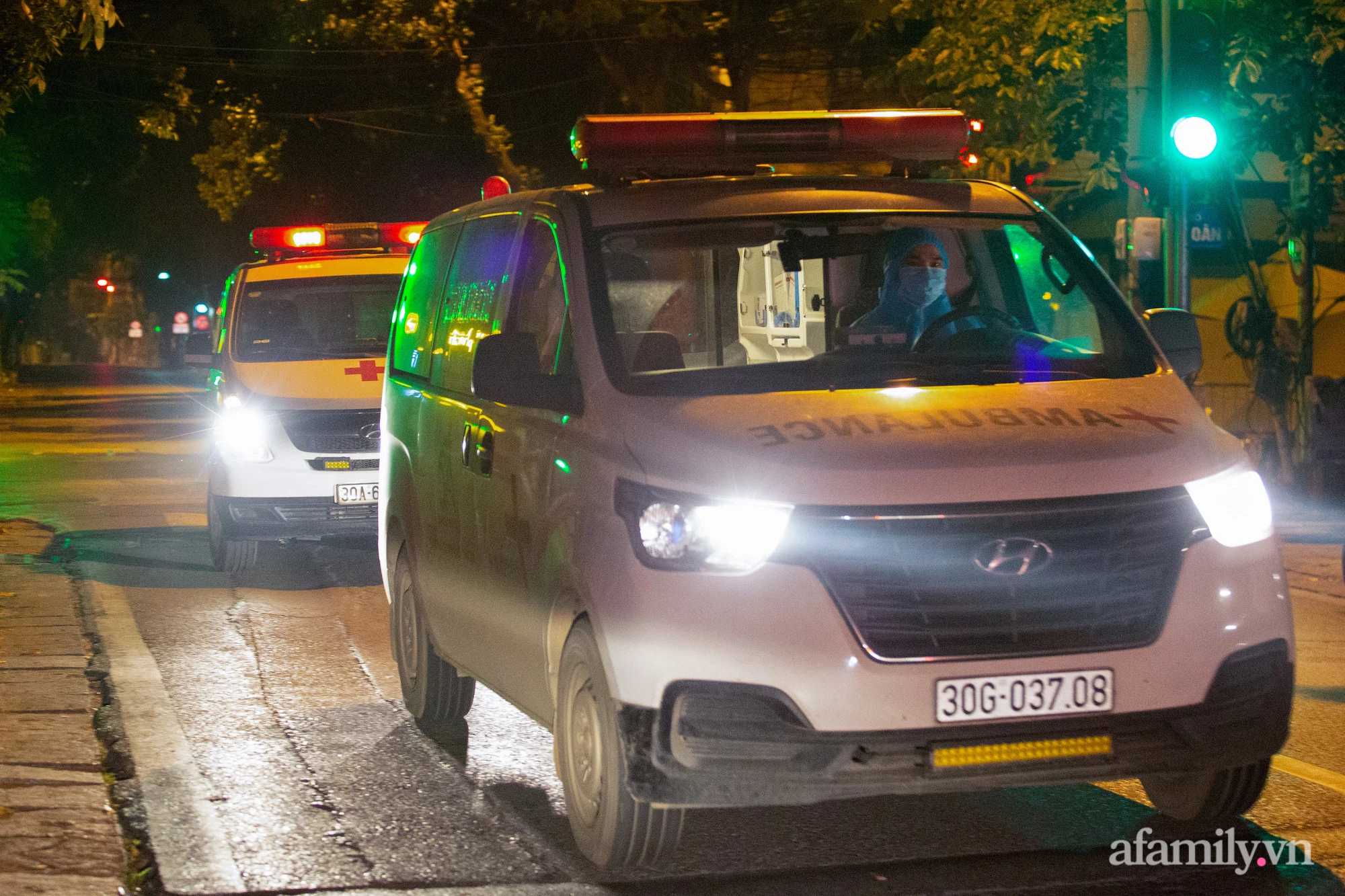 Hà Nội: Điều động nhiều xe cứu thương xuyên đêm đưa F0 ở Bệnh viện Việt Đức đi cách đi - Ảnh 7.