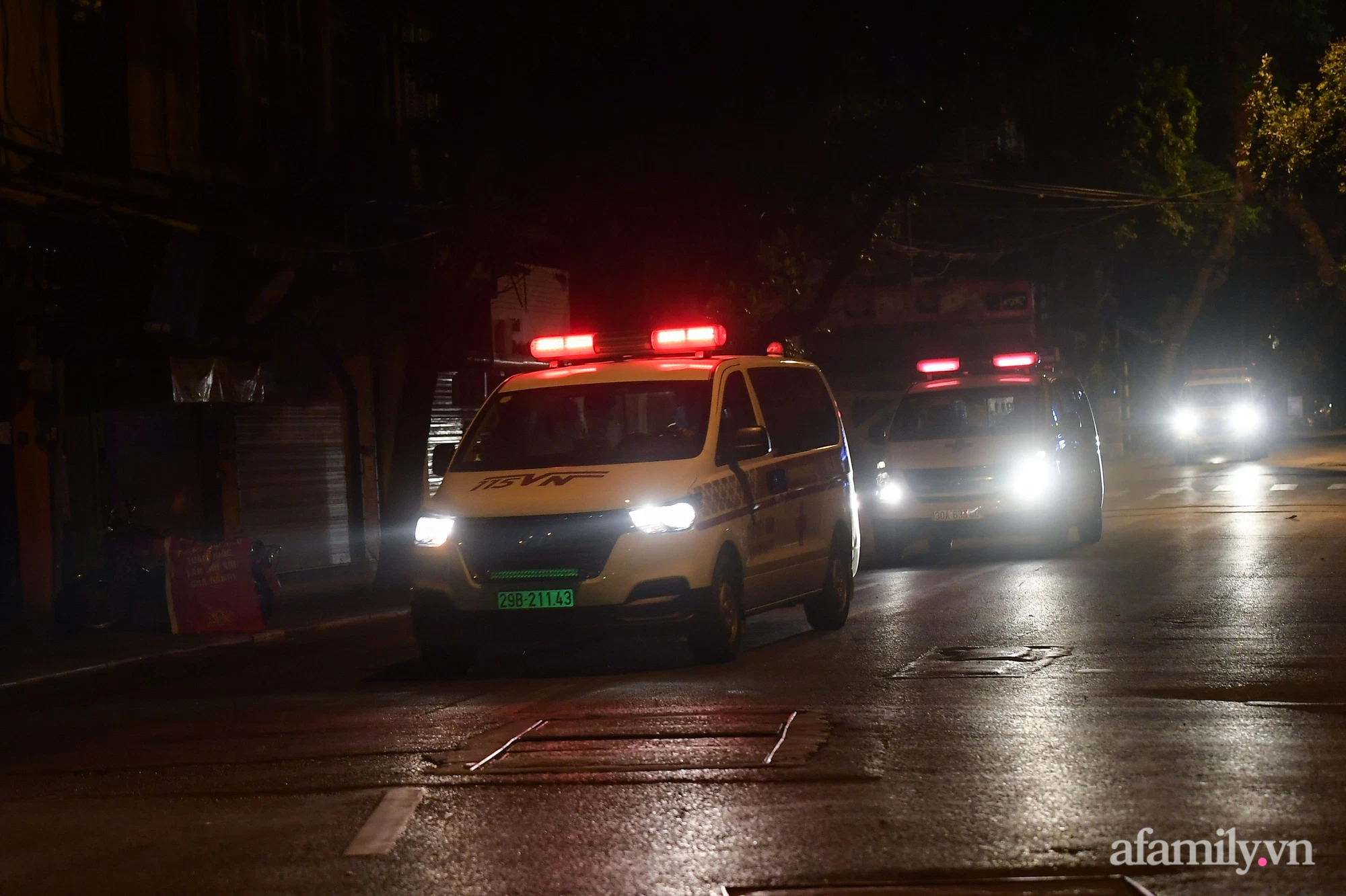 Hà Nội: Điều động nhiều xe cứu thương xuyên đêm đưa F0 ở Bệnh viện Việt Đức đi cách đi - Ảnh 9.