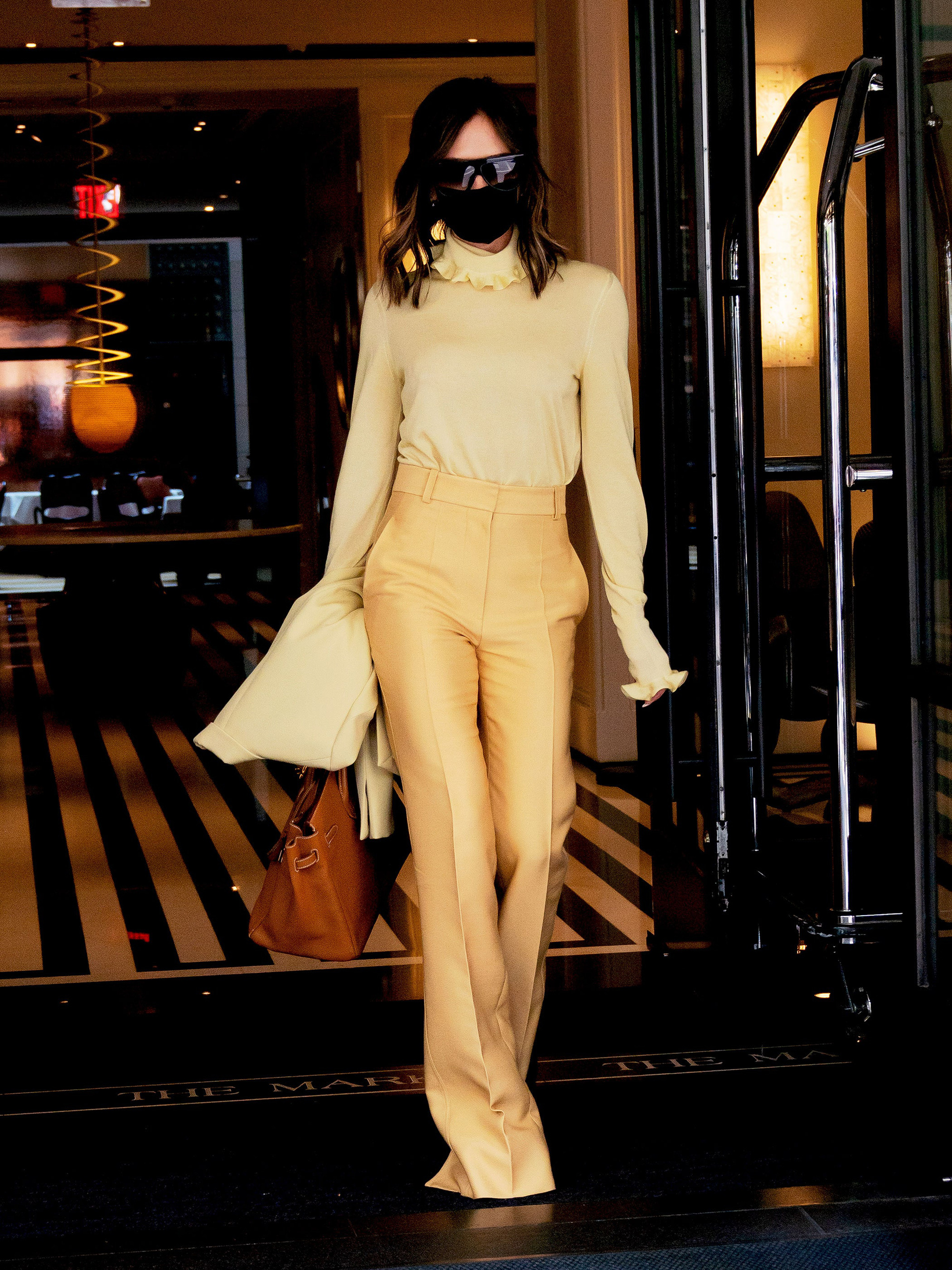Victoria Beckham có 1 item hack dáng đỉnh cao nhưng để mặc đẹp còn cần sự nâng đỡ tuyệt vời từ ông chồng - Ảnh 4. Victoria Beckham có 1 item hack dáng đỉnh cao nhưng để mặc đẹp còn cần sự nâng đỡ tuyệt vời từ ông chồng - Ảnh 4.