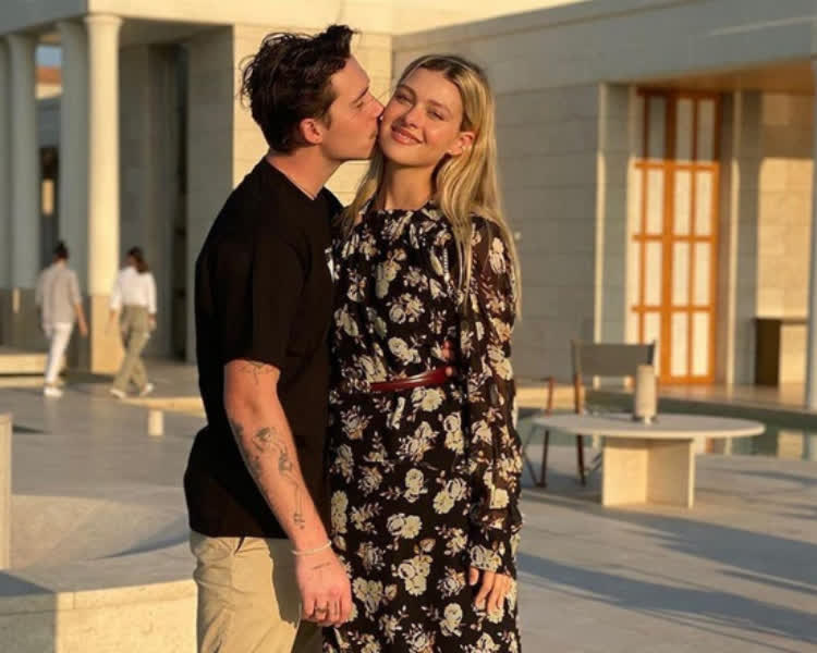 3 nàng dâu nhà Beckham: Ăn mặc cũng ra gì đấy nhưng liệu có vượt mặt được mẹ chồng? - Ảnh 2. 3 nàng dâu nhà Beckham: Ăn mặc cũng ra gì đấy nhưng liệu có vượt mặt được mẹ chồng? - Ảnh 2.