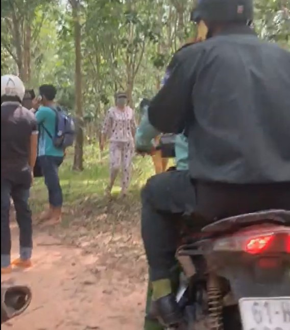 Clip cận cảnh hiện trường nơi phát hiện thi thể cháu bé 2 tuổi sau 5 ngày mất tích: Bố bé trai ôm đầu gục xuống đau đớn - Ảnh 3.