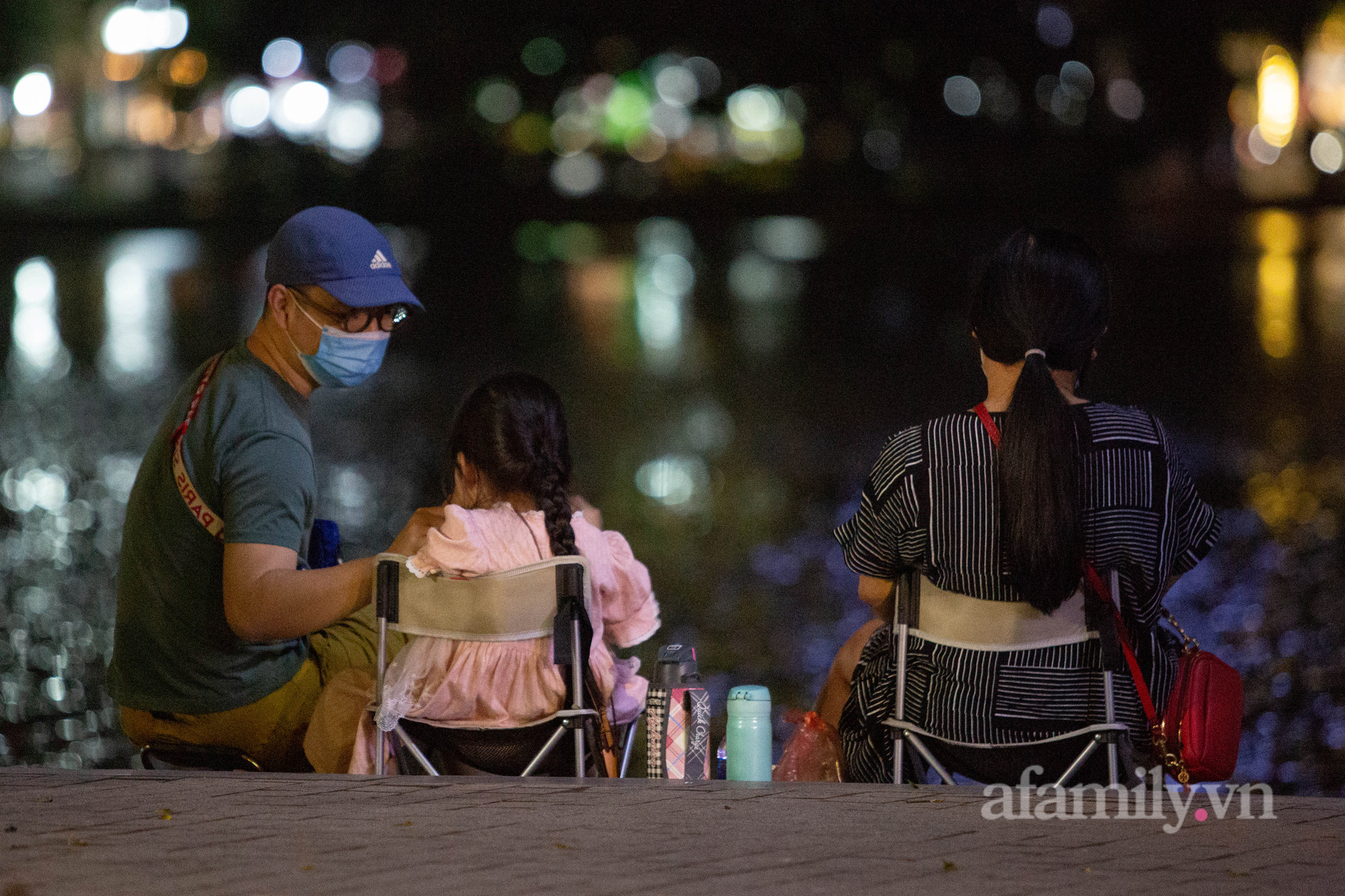 Tối 20/10 khác biệt ở Hà Nội: Vắng hơn hẳn so với mọi năm, mọi tụ điểm vui chơi, hàng quán từ sang chảnh tới bình dân đều không lo hết chỗ - Ảnh 7.
