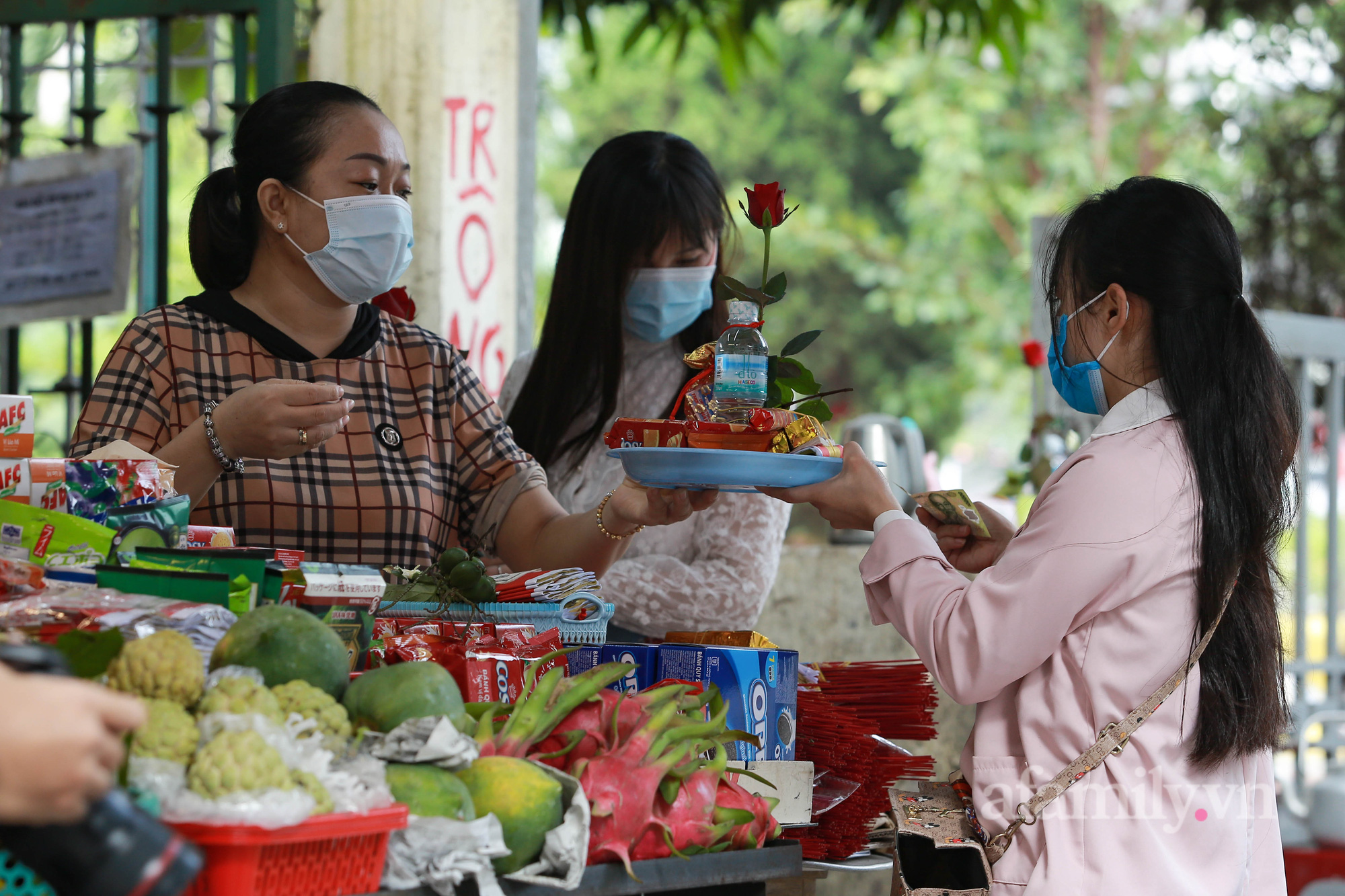 Giới trẻ đổ xô về chùa Hà cầu tình duyên mong ước sớm tìm được ý trung nhân trong ngày 20/10 - Ảnh 3.