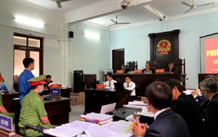 Những bất thường sau vụ án bác sĩ Phương bị tố hiếp dâm đồng nghiệp ở Huế - Ảnh 3.