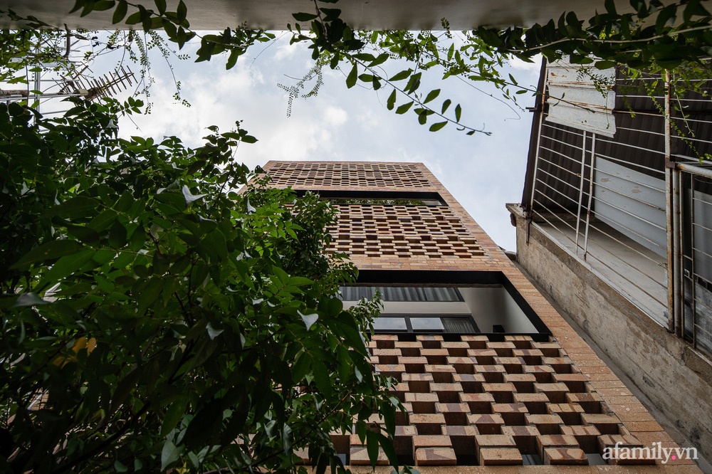 Ngôi nhà phố kết nối thiên nhiên với thiết kế gạch độc đáo ở Sài Gòn - Ảnh 1.