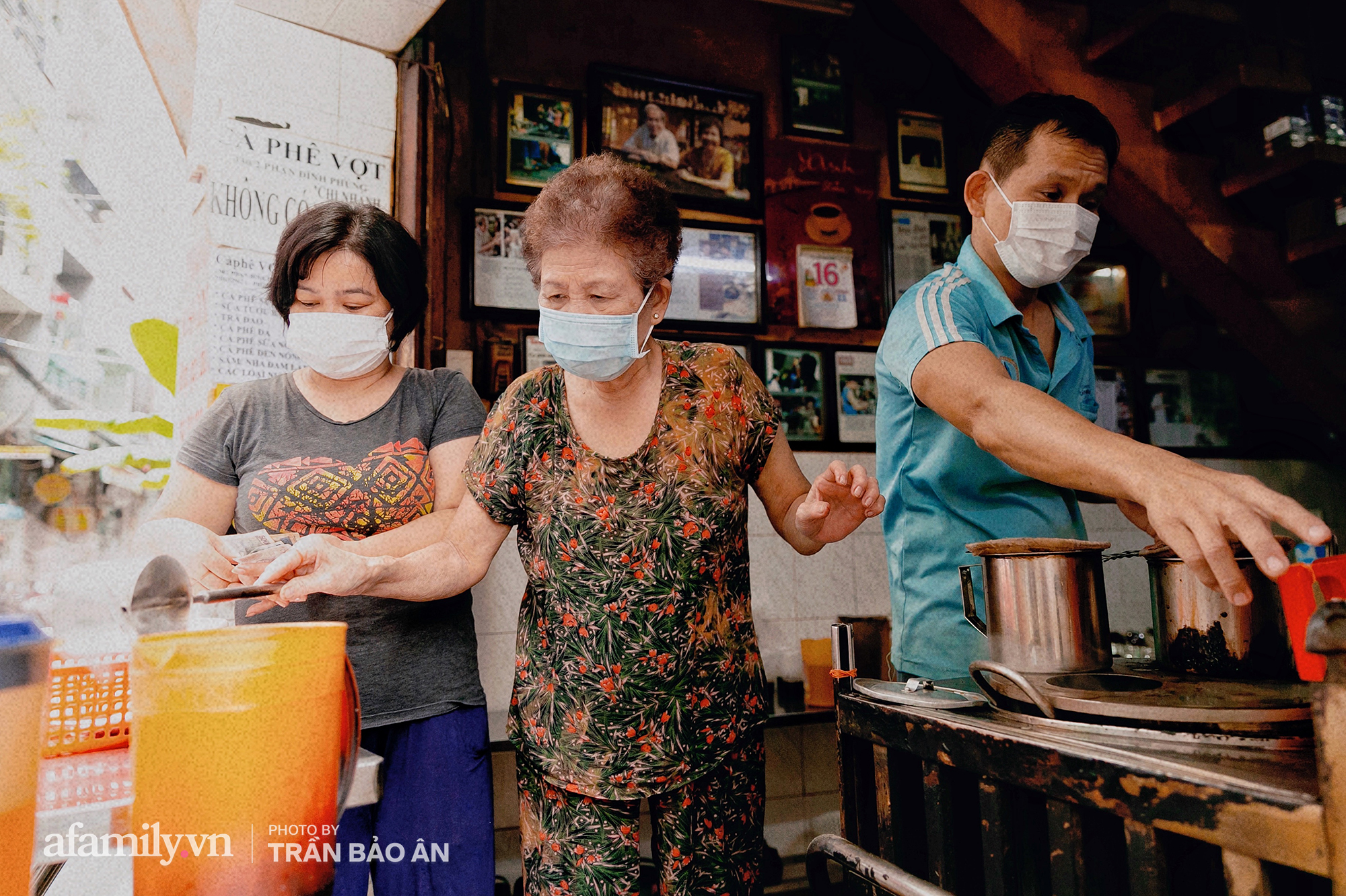 Quán cà phê Vợt nổi tiếng suốt 60 năm chưa từng nghỉ 1 ngày, ấy mà nhờ dịch mà nay mới được &quot;thức giấc&quot;, khách Sài Gòn gặp lại mừng mừng, tủi tủi bên góc quen - Ảnh 8.