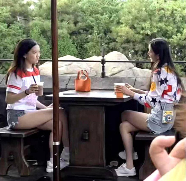 Con gái Vương Phi xuất hiện với ngoại hình nổi bật ở tuổi 15, nhưng netizen lại chú ý tới món đồ đắt đỏ mà cô bé sở hữu - Ảnh 5.