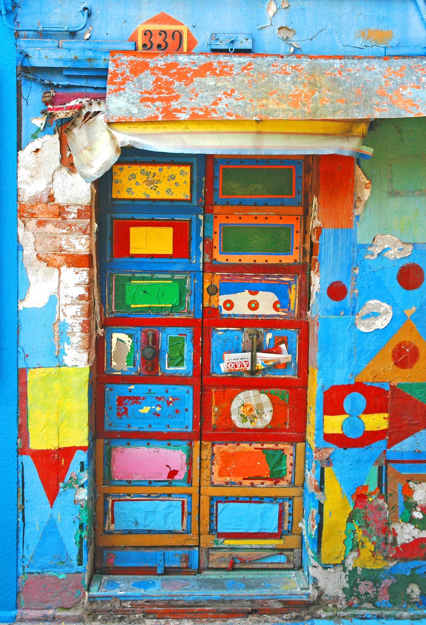 Những cánh cửa nhà ngập tràn màu sắc trên thế giới - Ảnh 1.